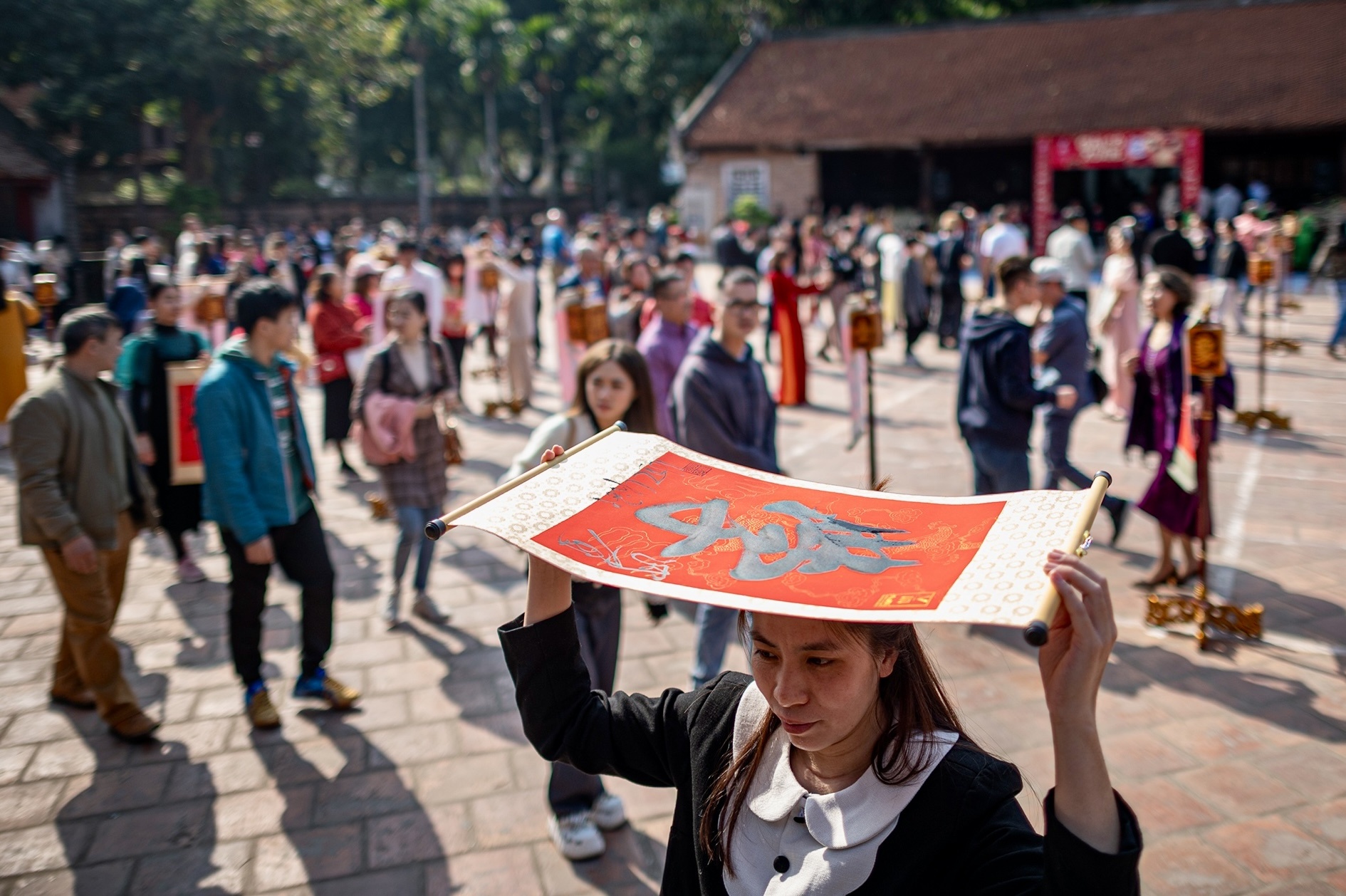 Hang nghin nguoi xep hang xin chu dau nam o Van Mieu hinh anh