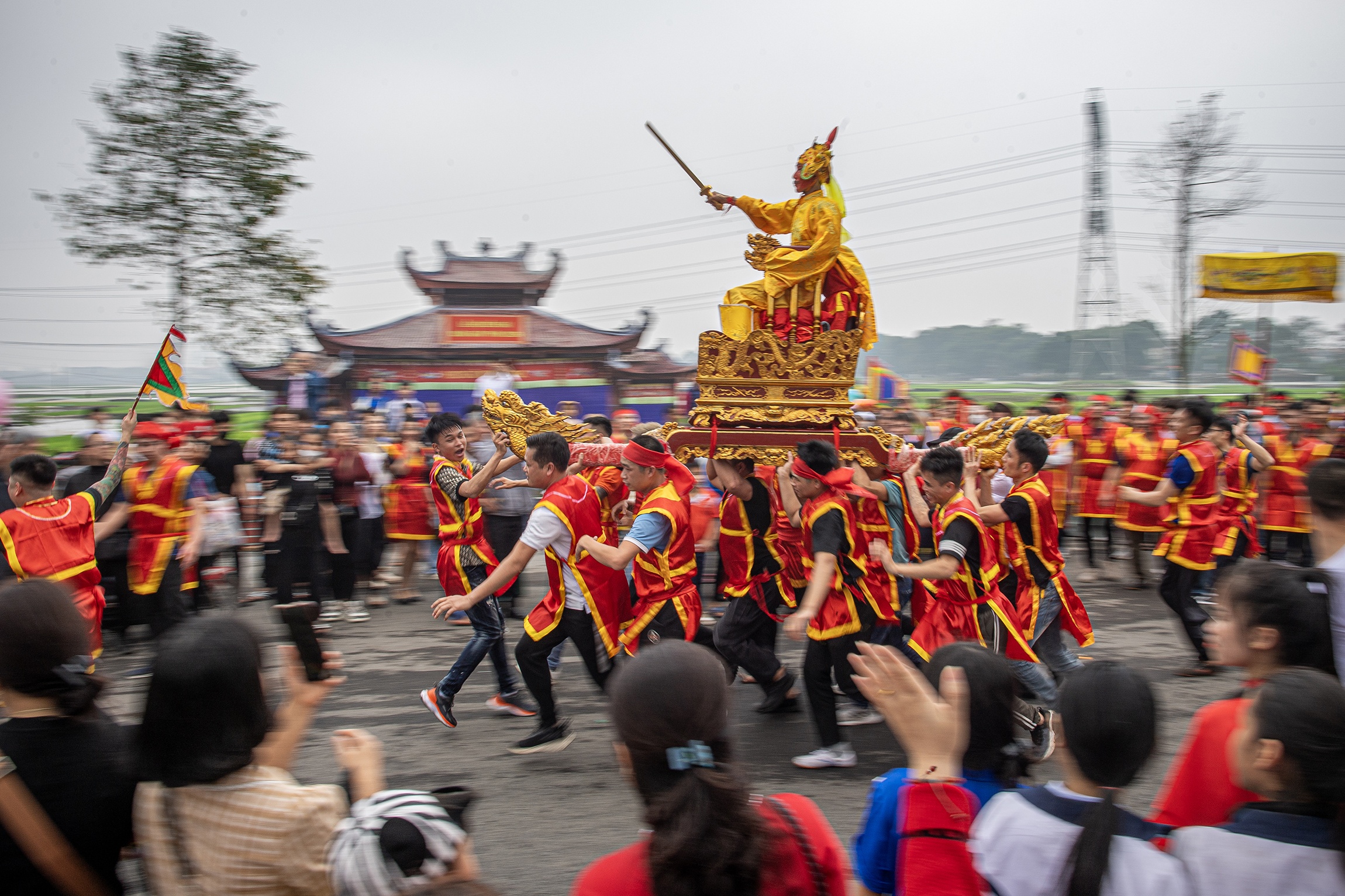Hang nghin du khach du le ruoc kieu vua, kieu chua o hoi den Sai hinh anh