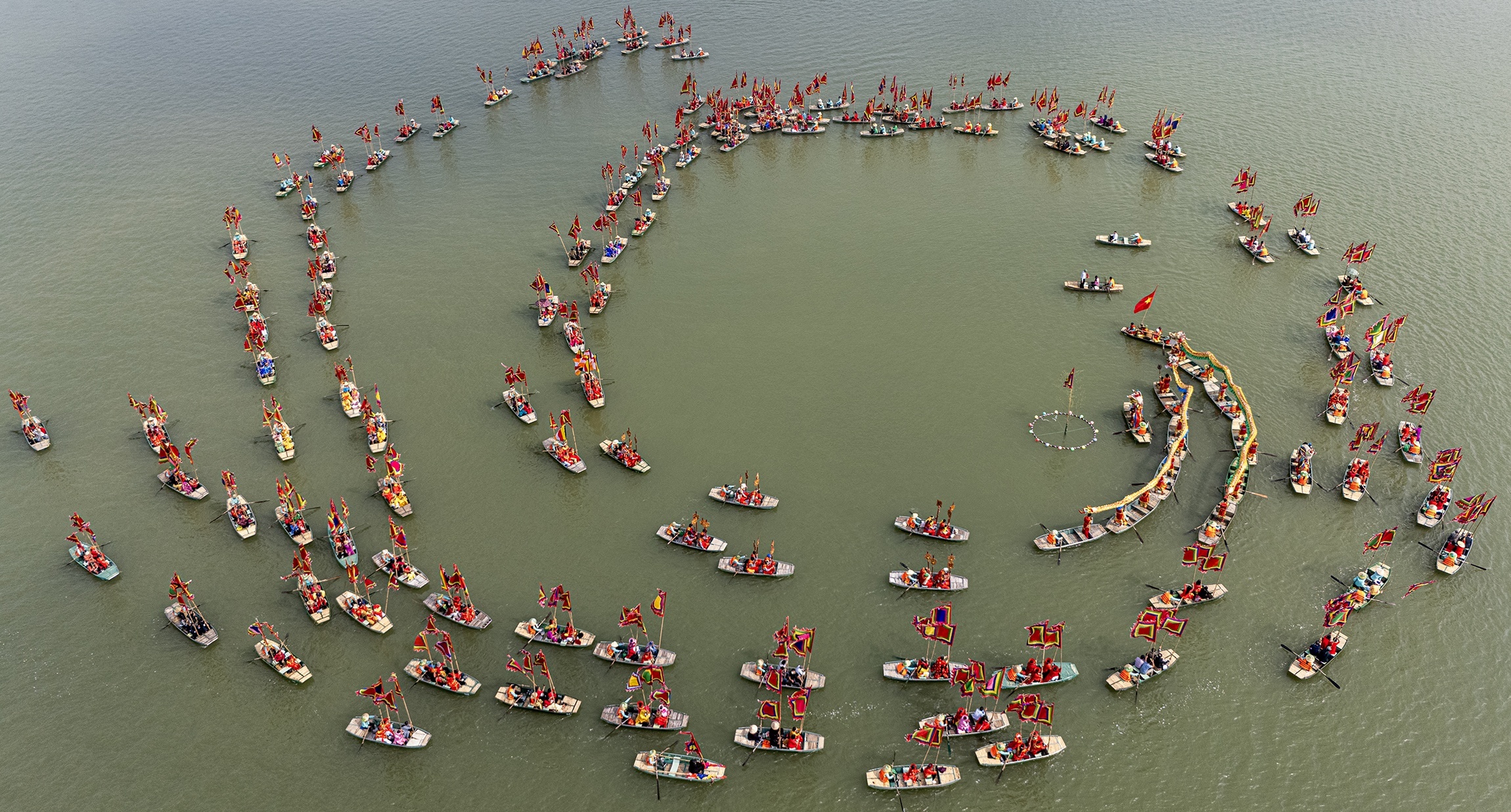 Hang nghin nguoi 'ruoc nuoc dau nam' o chua Tam Chuc hinh anh