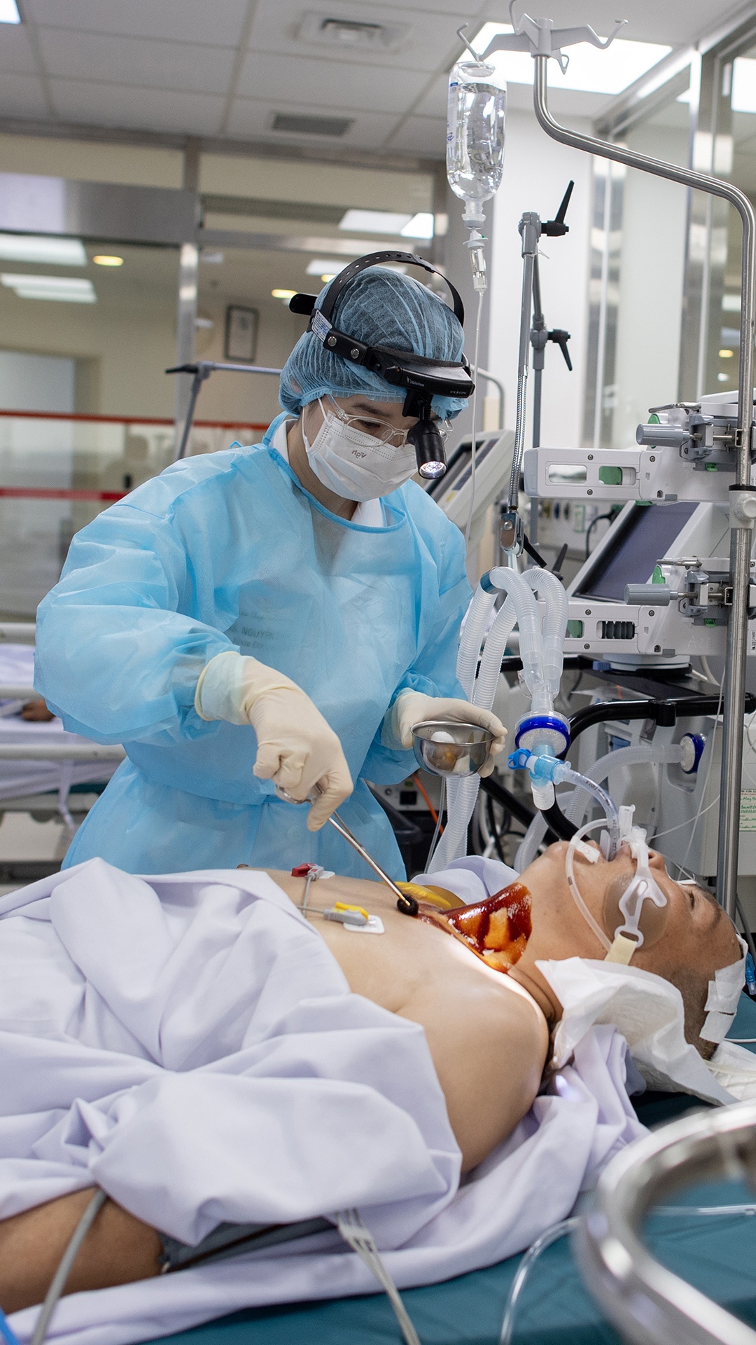 Bac si khoa dot quy anh 18