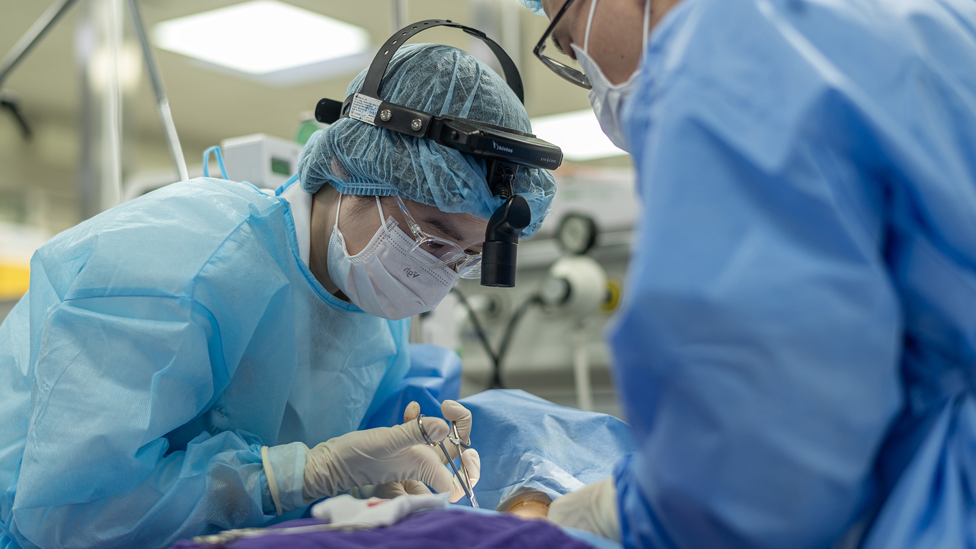 Bac si khoa dot quy anh 19