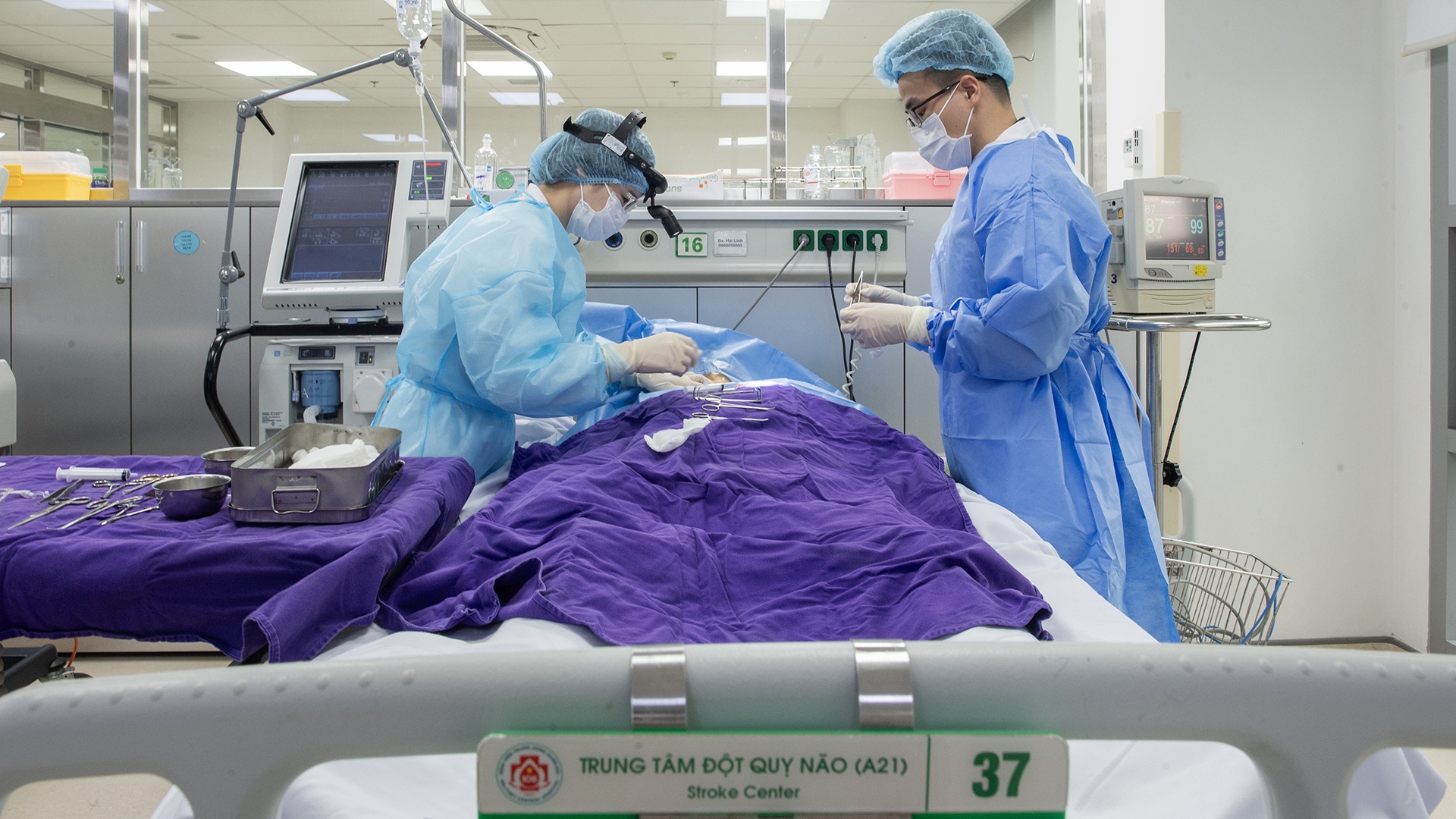 Bac si khoa dot quy anh 23