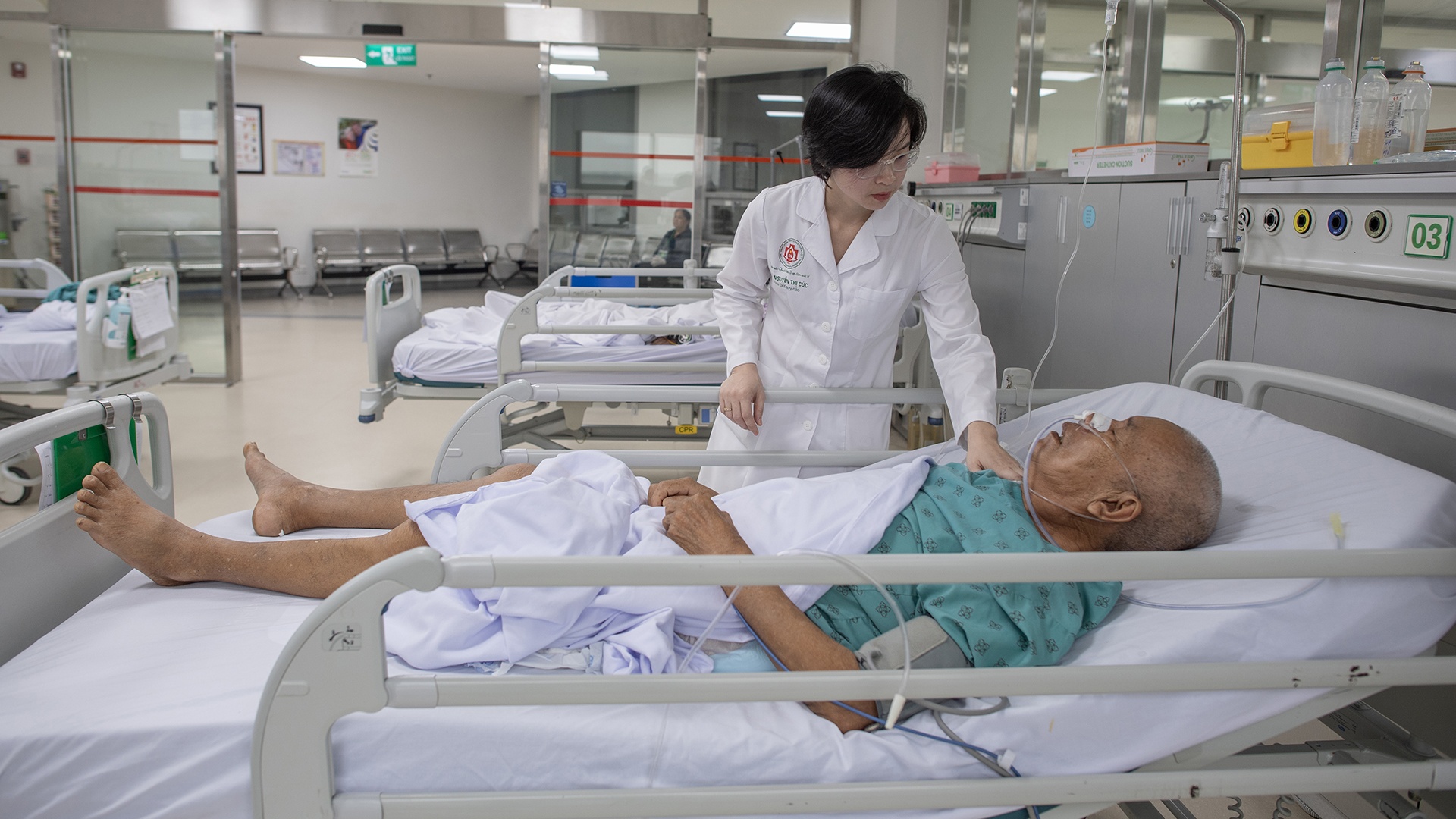 Bac si khoa dot quy anh 25