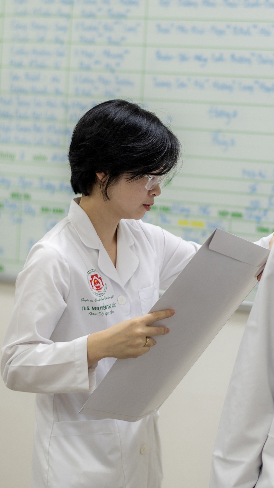 Bac si khoa dot quy anh 30