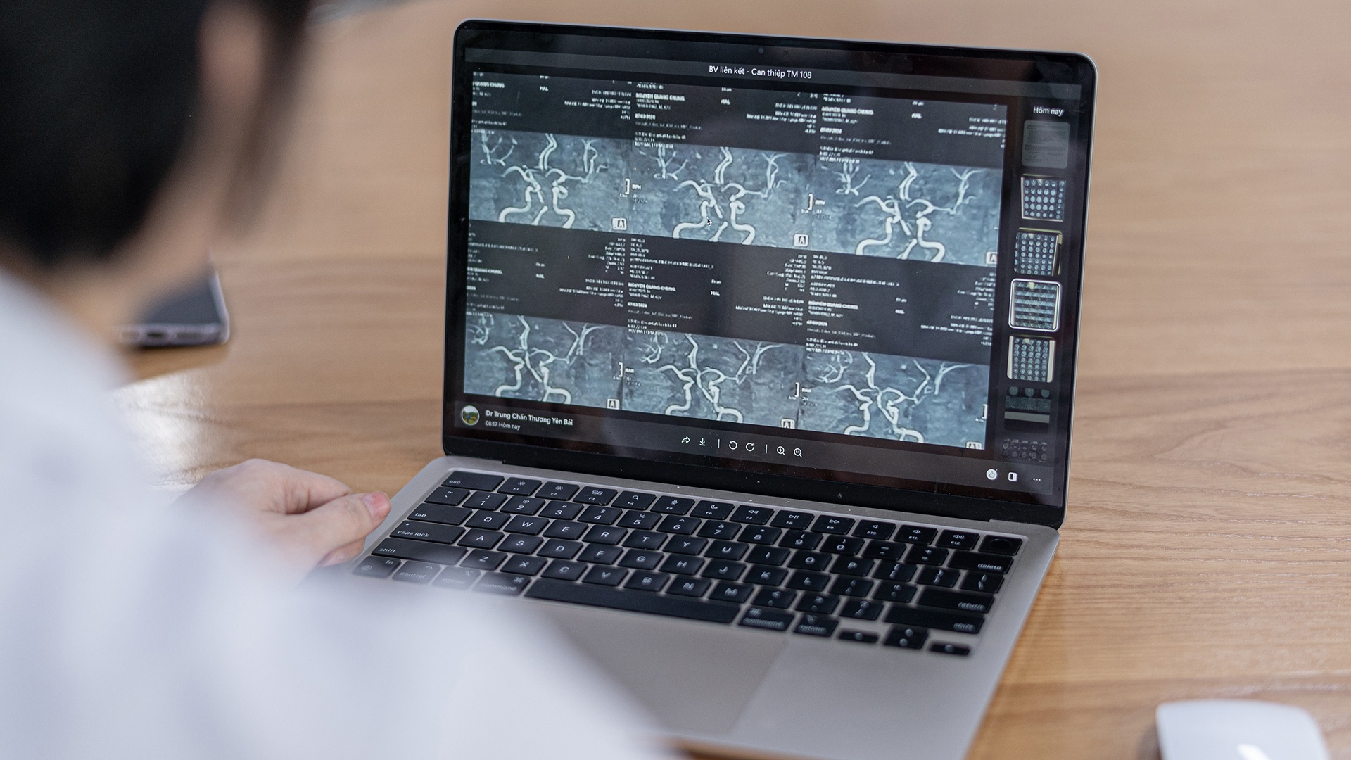 Bac si khoa dot quy anh 35