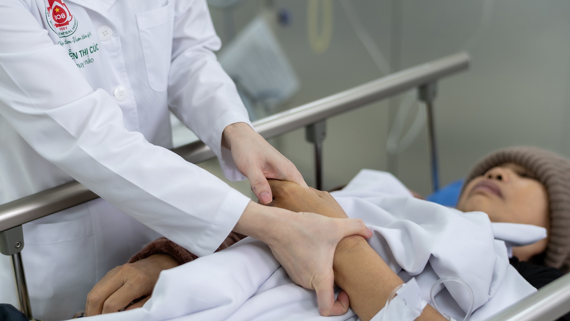 Bac si khoa dot quy anh 7