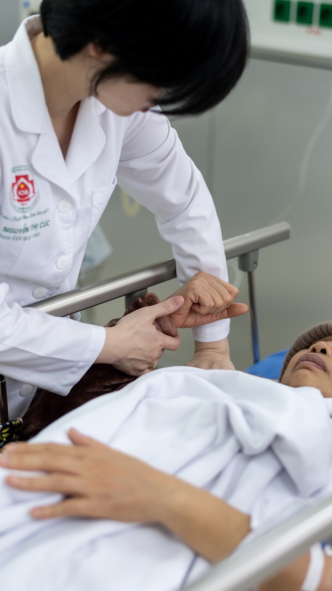 Bac si khoa dot quy anh 8