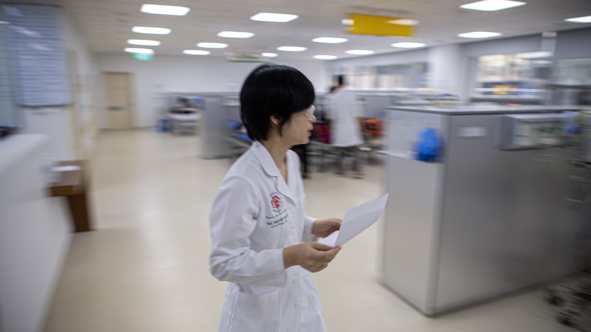 Bac si khoa dot quy anh 13