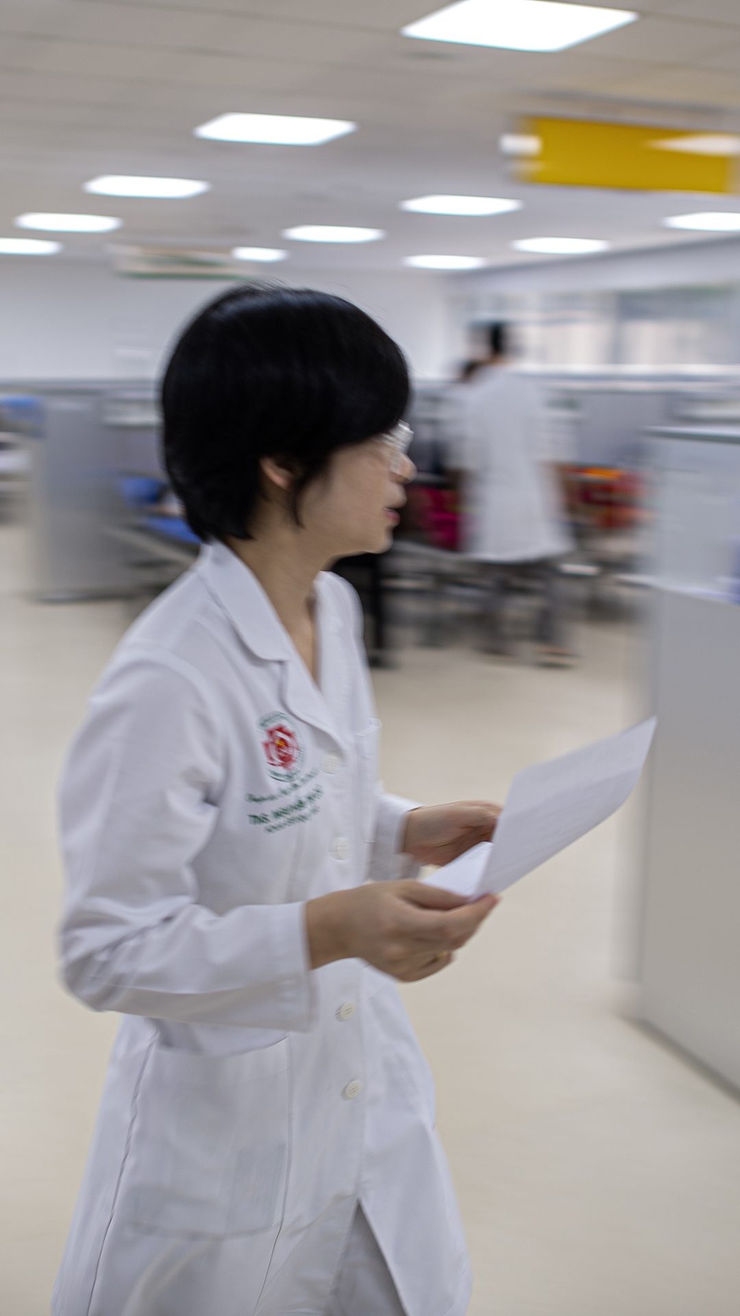 Bac si khoa dot quy anh 14