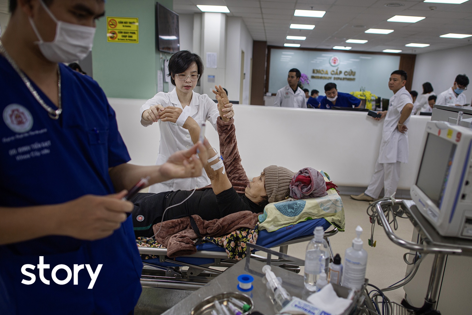 Giay phut thot tim cap cuu nguoi dot quy cua nu bac si hinh anh