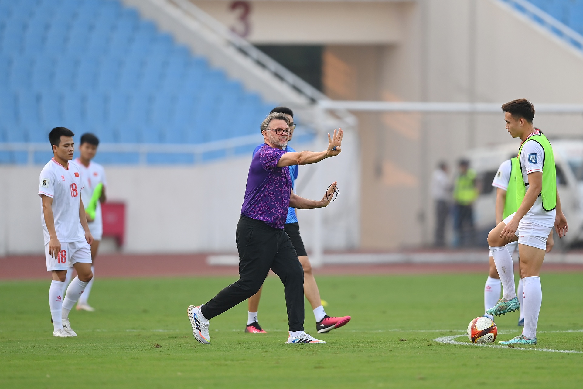 Huan luyen vien Troussier anh 4