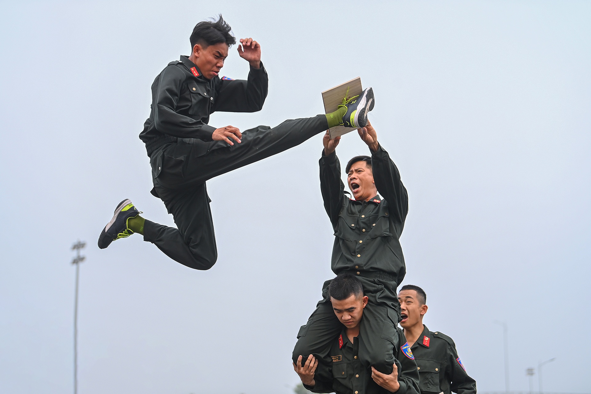 Man nhan voi nhung man vo thuat cua luc luong canh sat co dong hinh anh