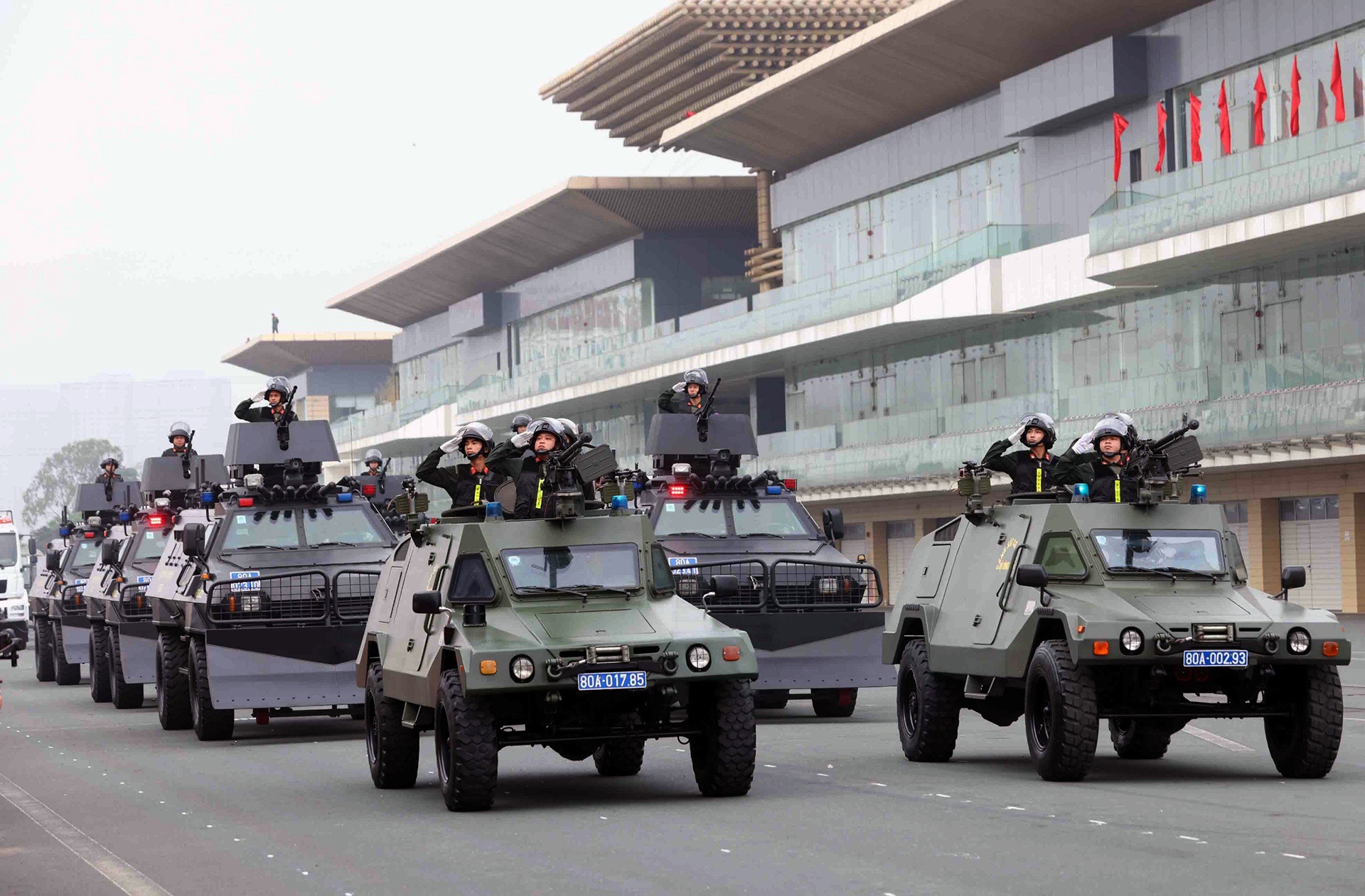 Ngam dan xe dac chung hien dai cua luc luong canh sat co dong hinh anh