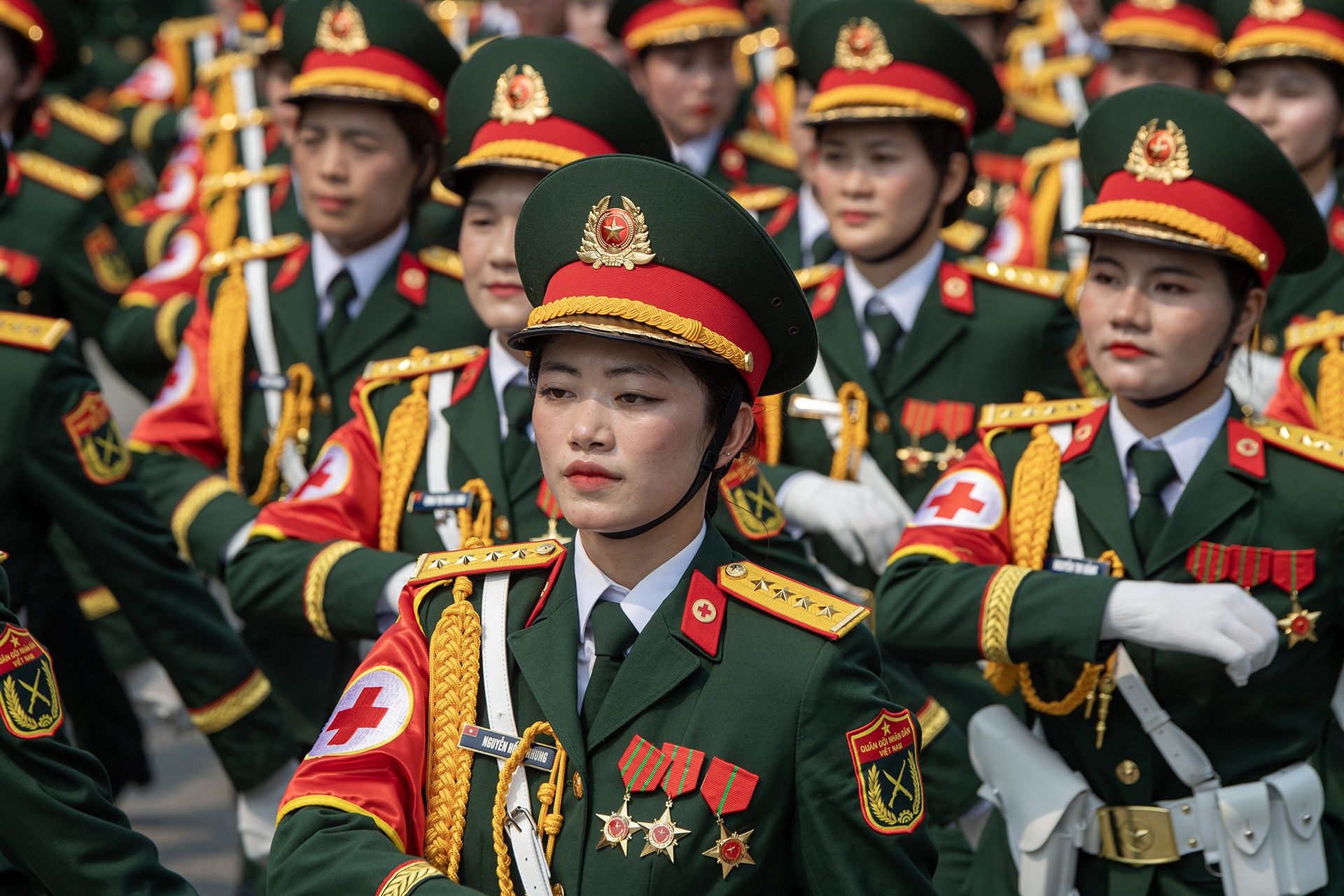 Bong hong do mo hoi tren thao truong dip ky niem 70 nam Dien Bien Phu hinh anh