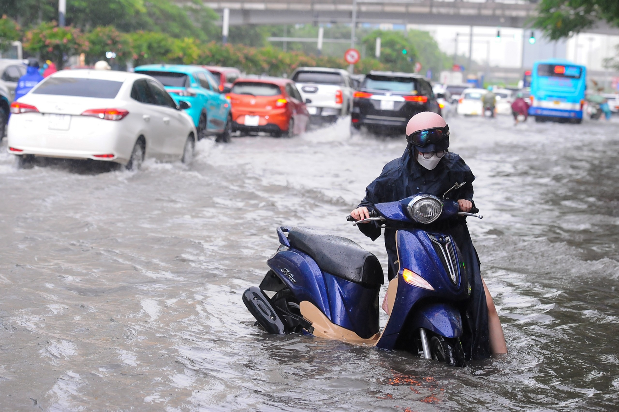 Duong pho Ha Noi chim trong bien nuoc sau mua lon hinh anh