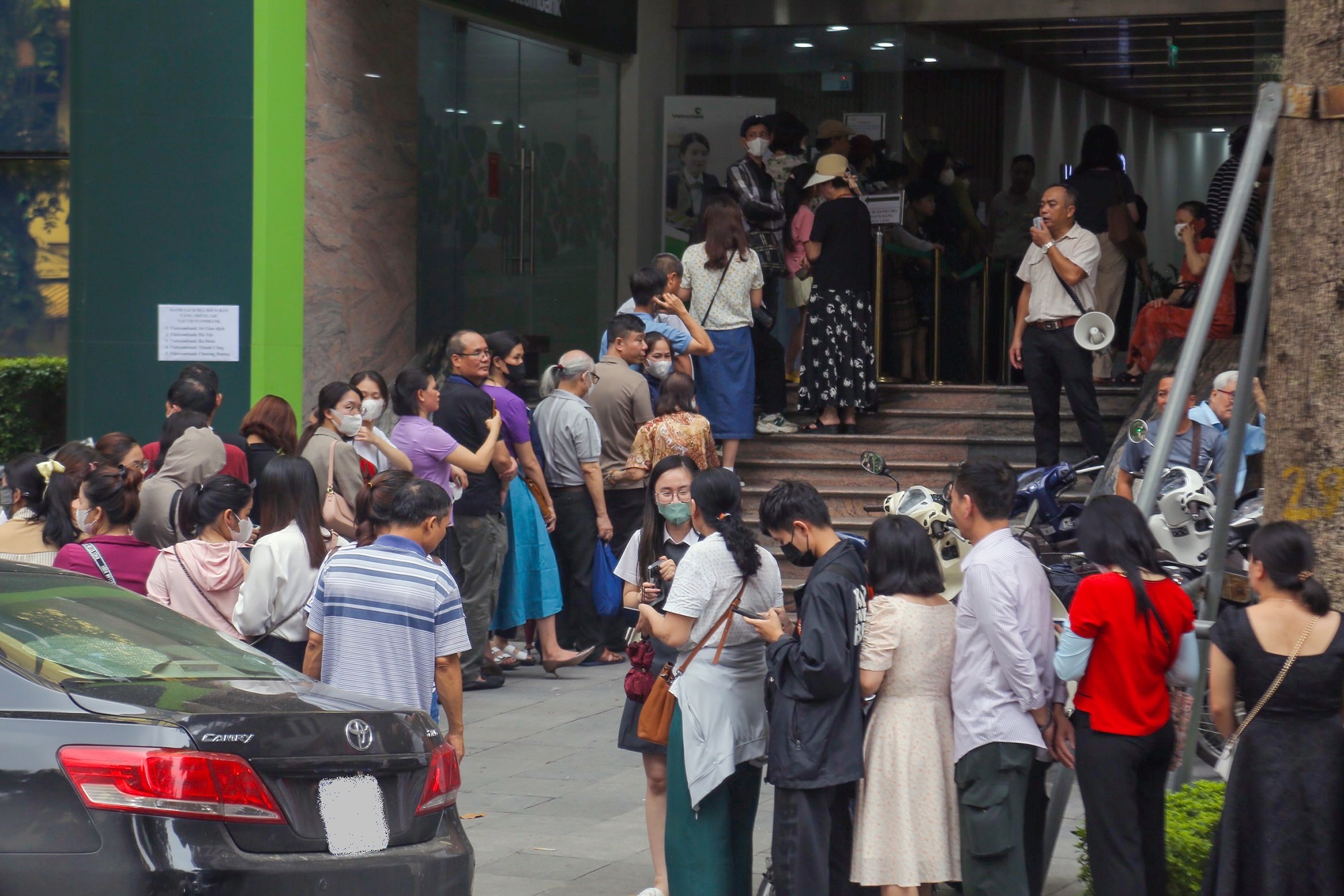 Vuot 20 km, xep hang tu 5h sang de mua vang 'binh on gia' o Ha Noi hinh anh