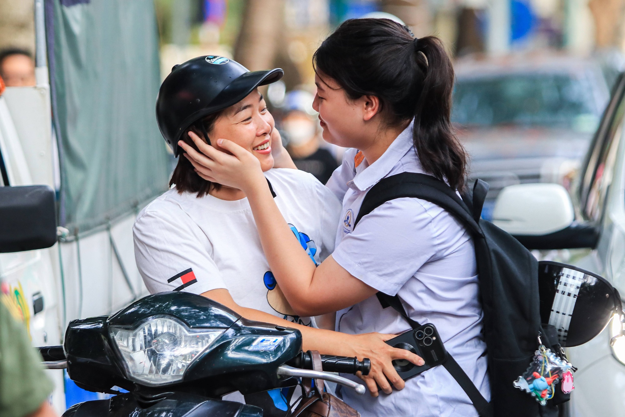 Nhung khoanh khac cam xuc trong ky thi lop 10 o Ha Noi hinh anh