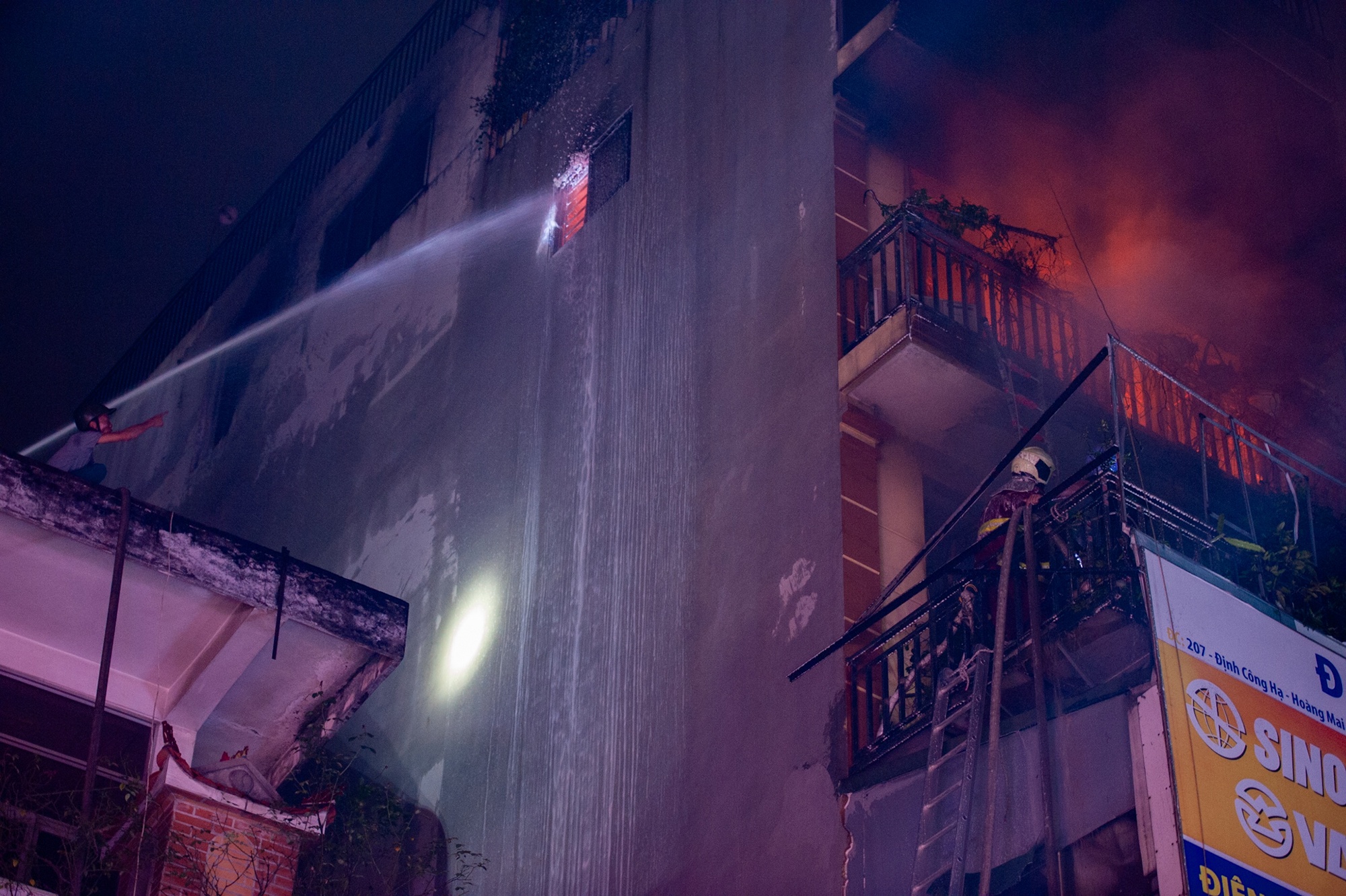 Hien truong vu hoa hoan kinh hoang tren pho o Ha Noi hinh anh