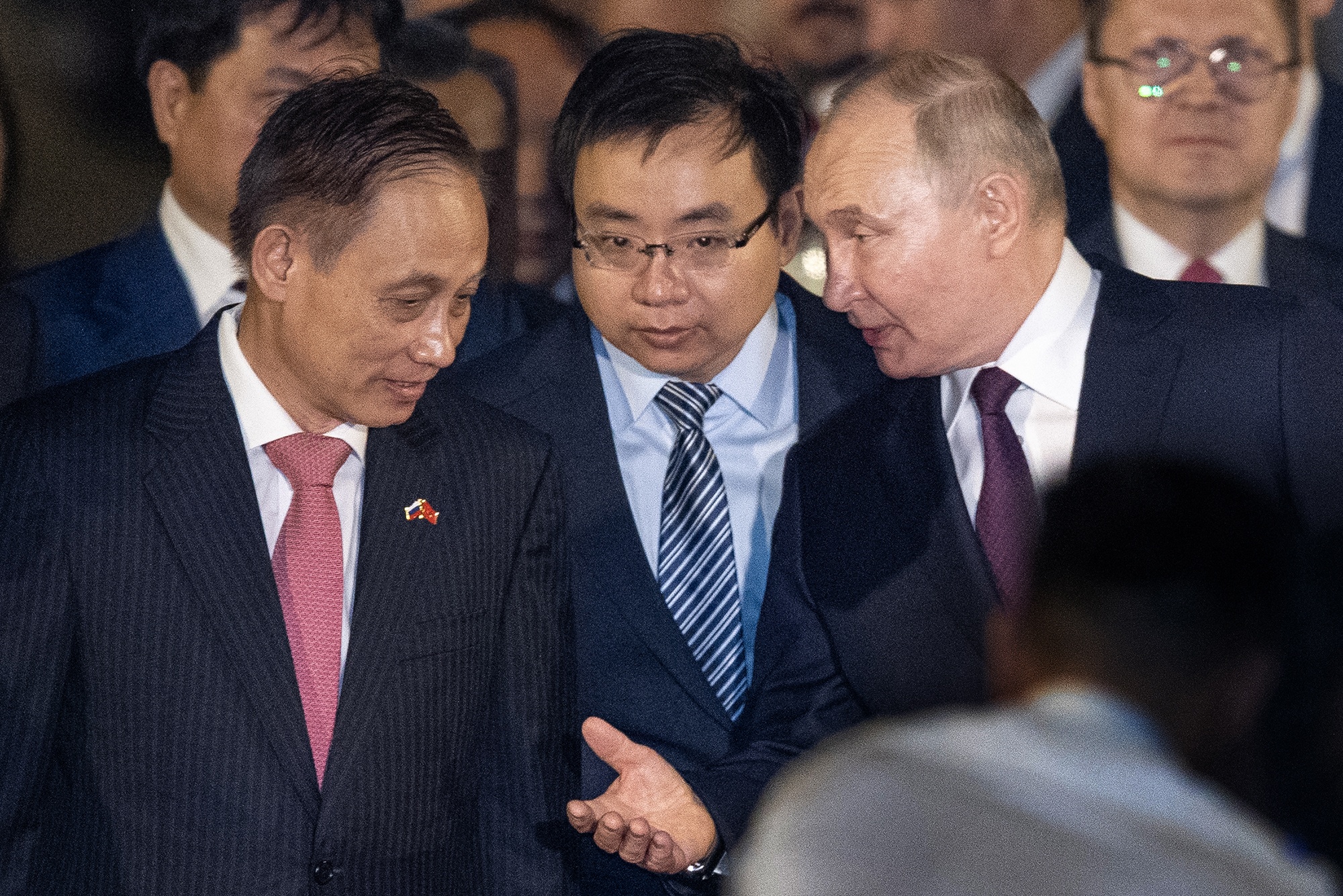 Tong Thong Nga Putin den Ha Noi, bat dau tham chinh thuc Viet Nam hinh anh