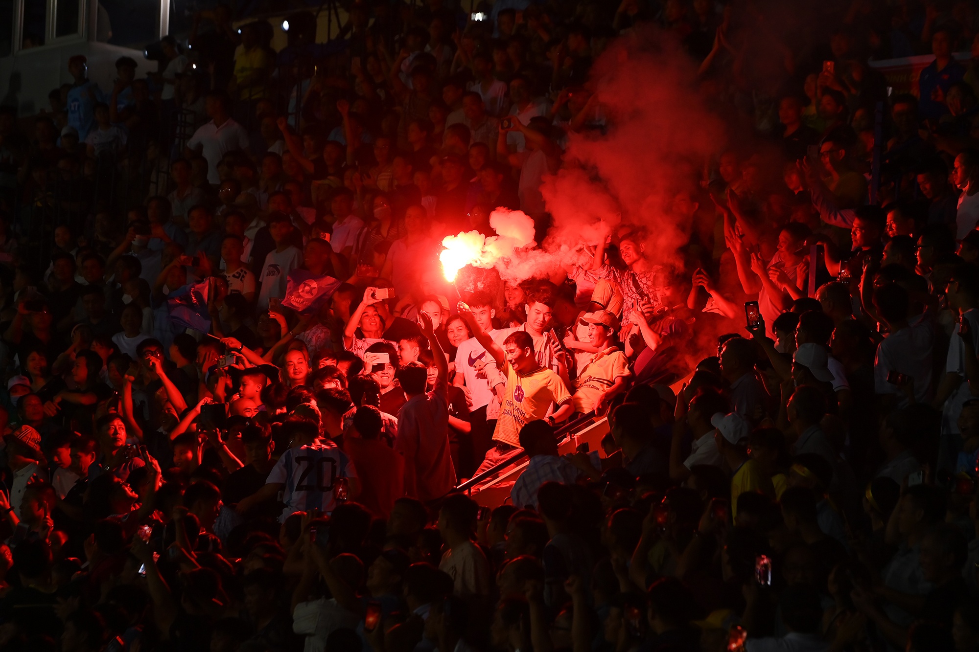 Phao sang ruc chay san Thien Truong ngay CLB Nam Dinh vo dich hinh anh