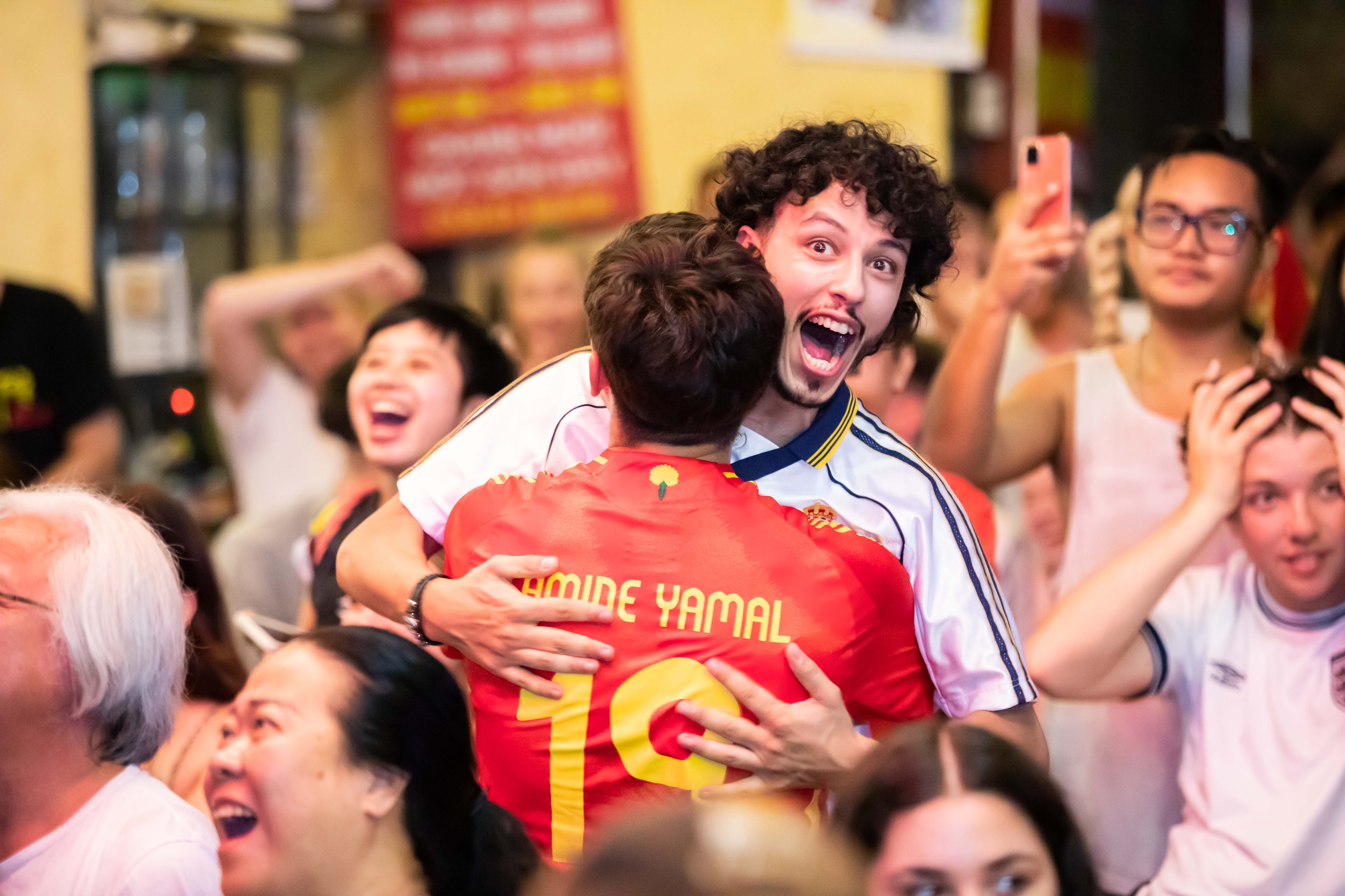 Co dong vien an mung anh 11