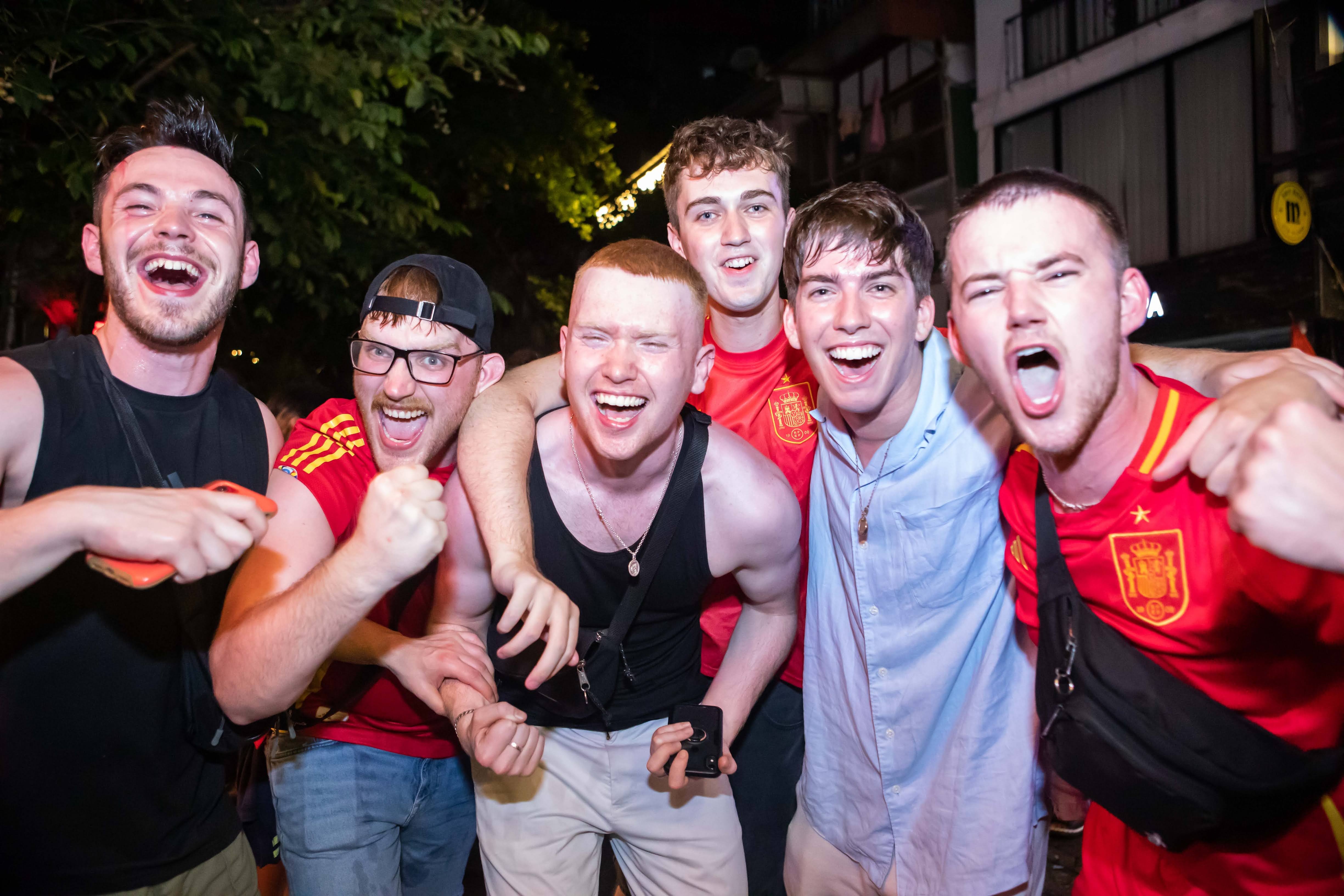 CDV Tay Ban Nha o Ha Noi an mung xuyen dem sau tran chung ket Euro hinh anh