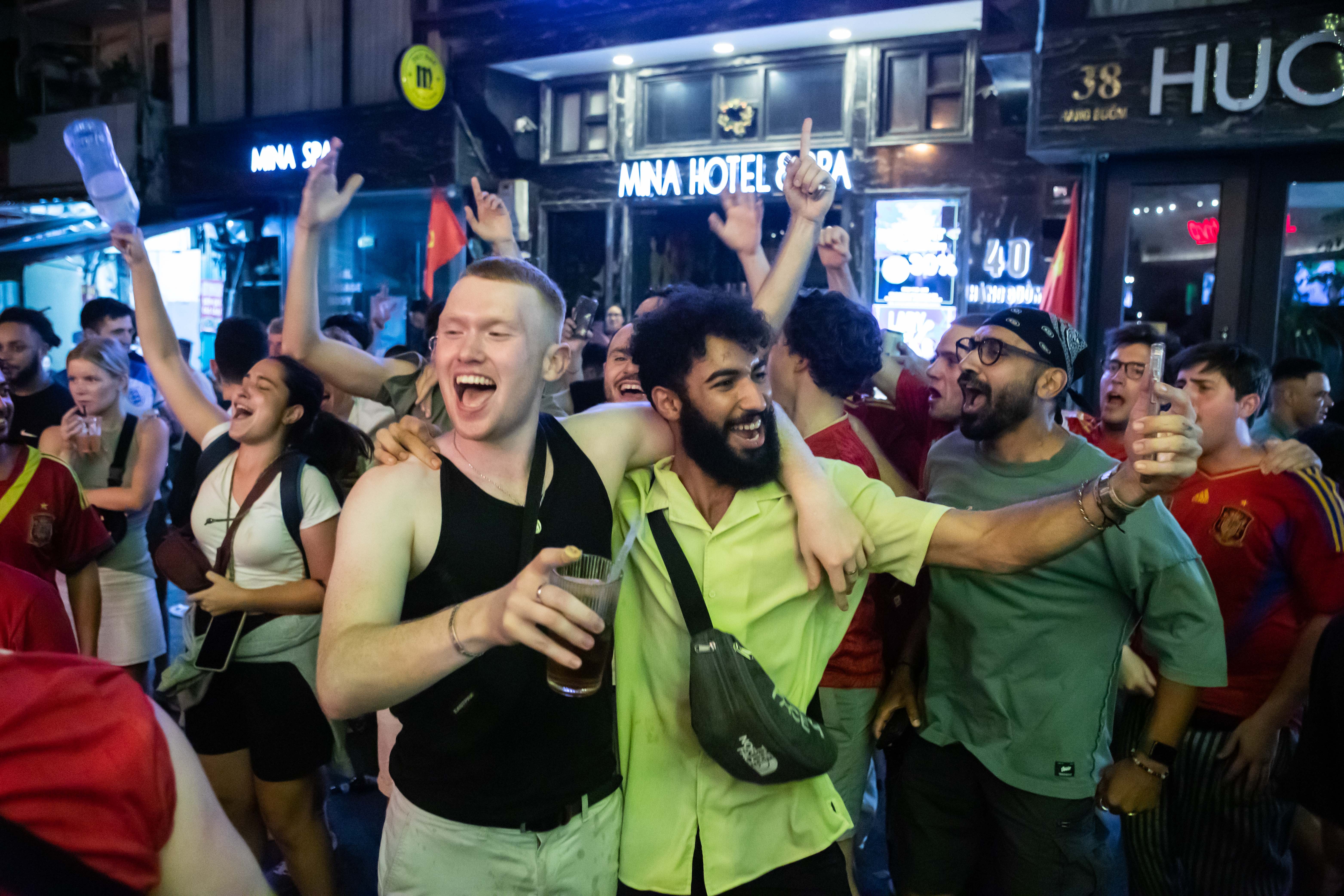 Co dong vien an mung anh 5