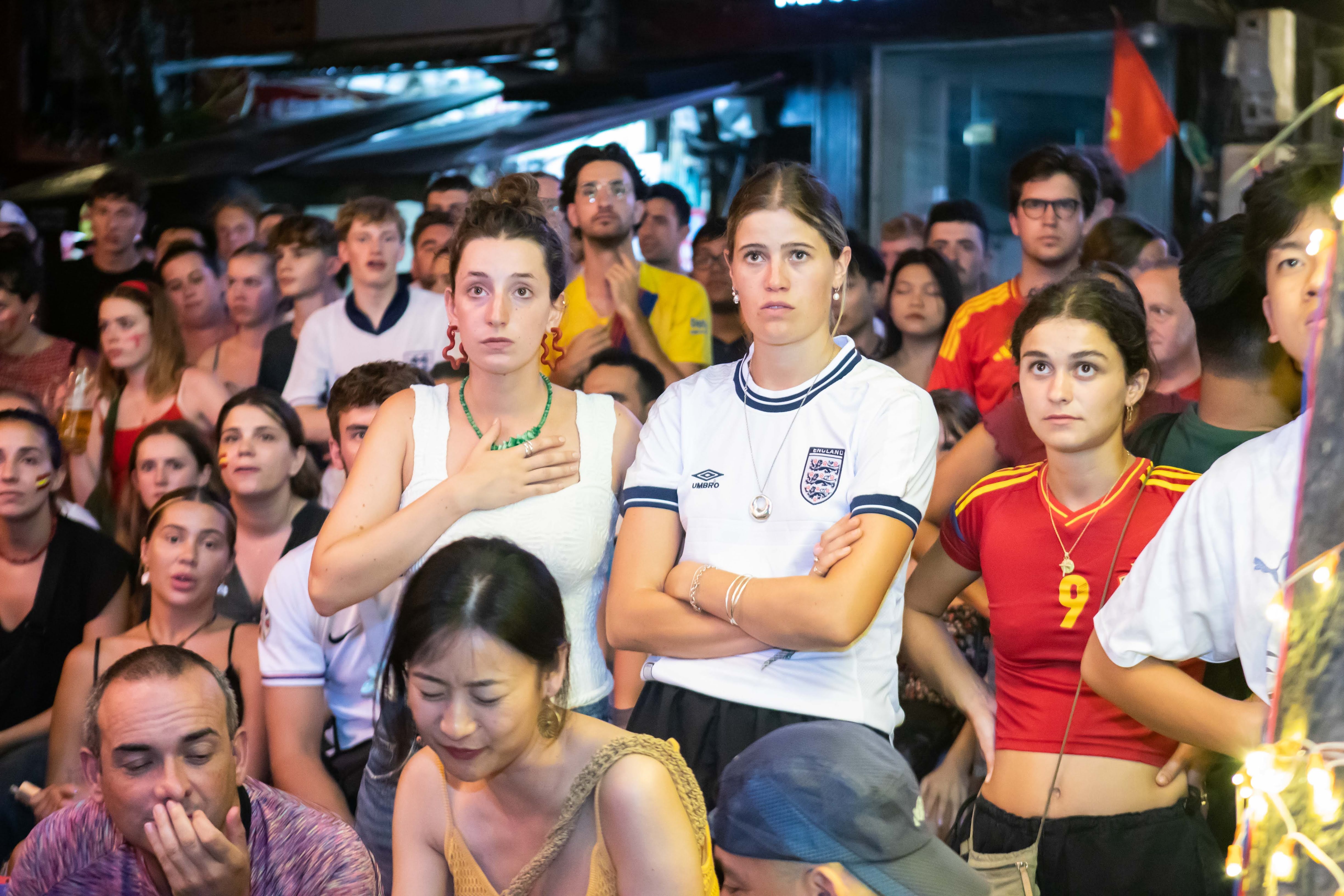 Co dong vien an mung anh 6