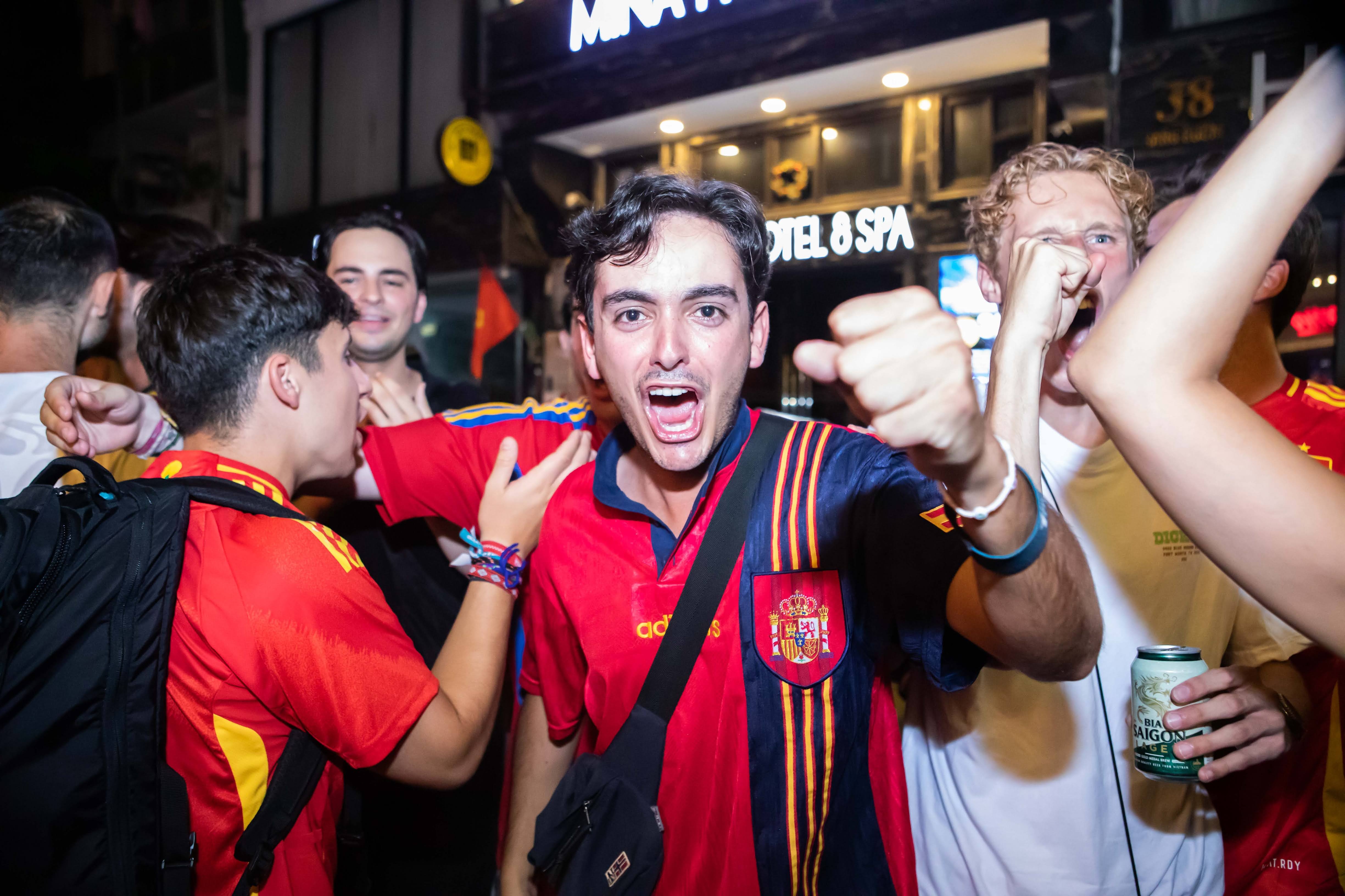 Co dong vien an mung anh 8