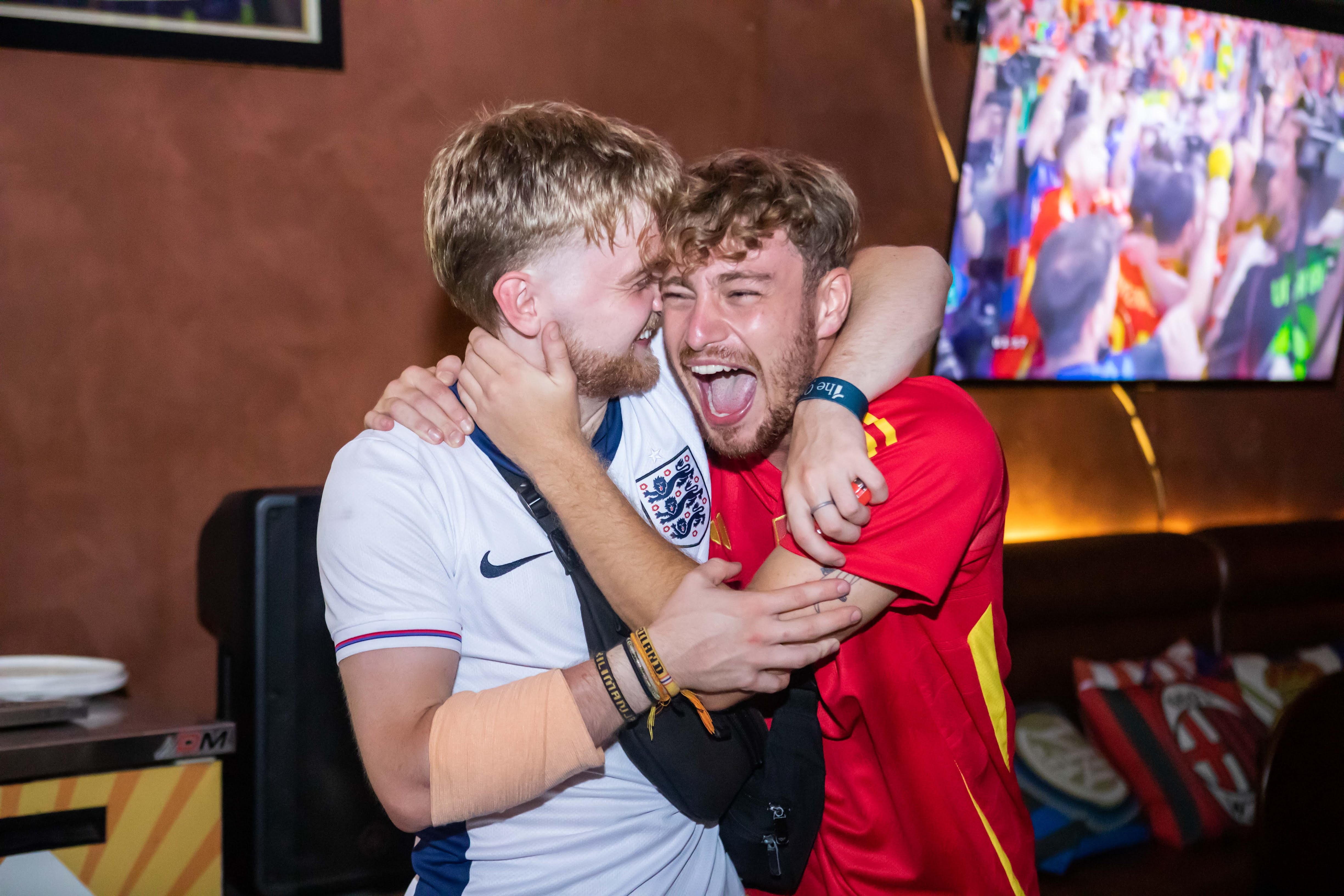 Co dong vien an mung anh 9