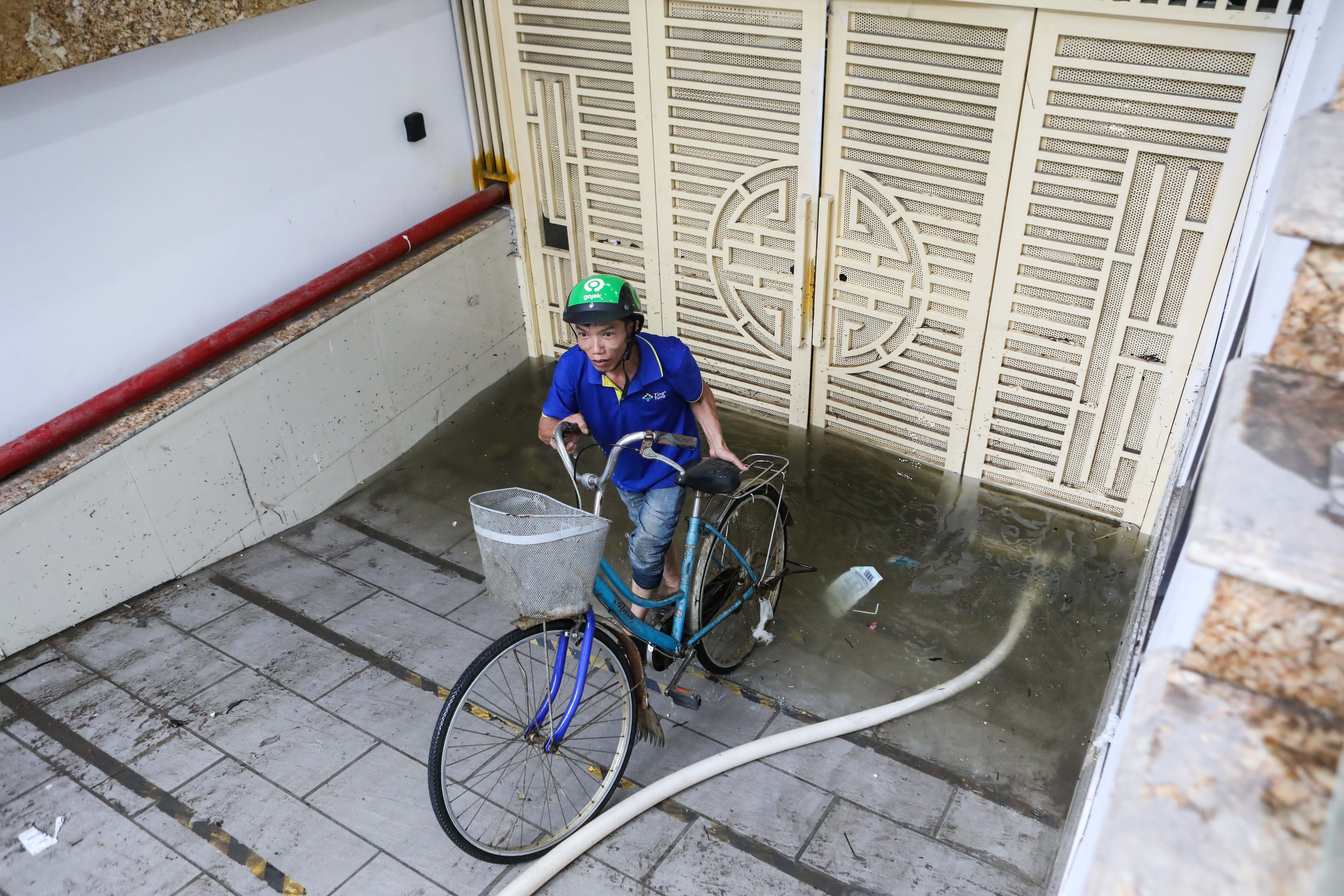 Mưa ngập Hà Nội ảnh 8 Mua ngap Ha Noi anh 8