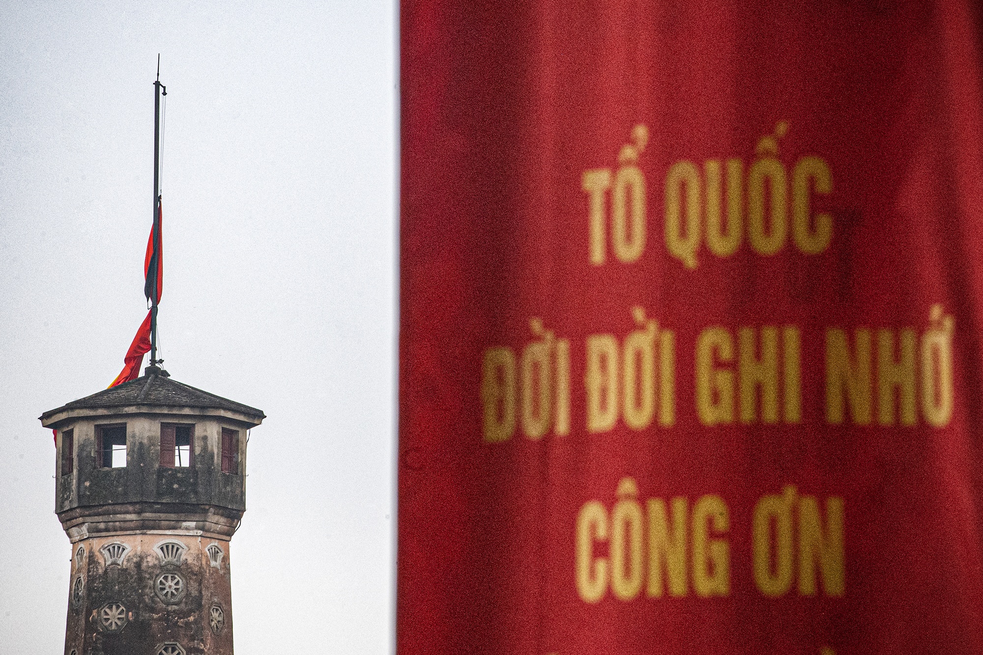 Hang loat co quan treo co ru tuong nho Tong Bi thu Nguyen Phu Trong hinh anh