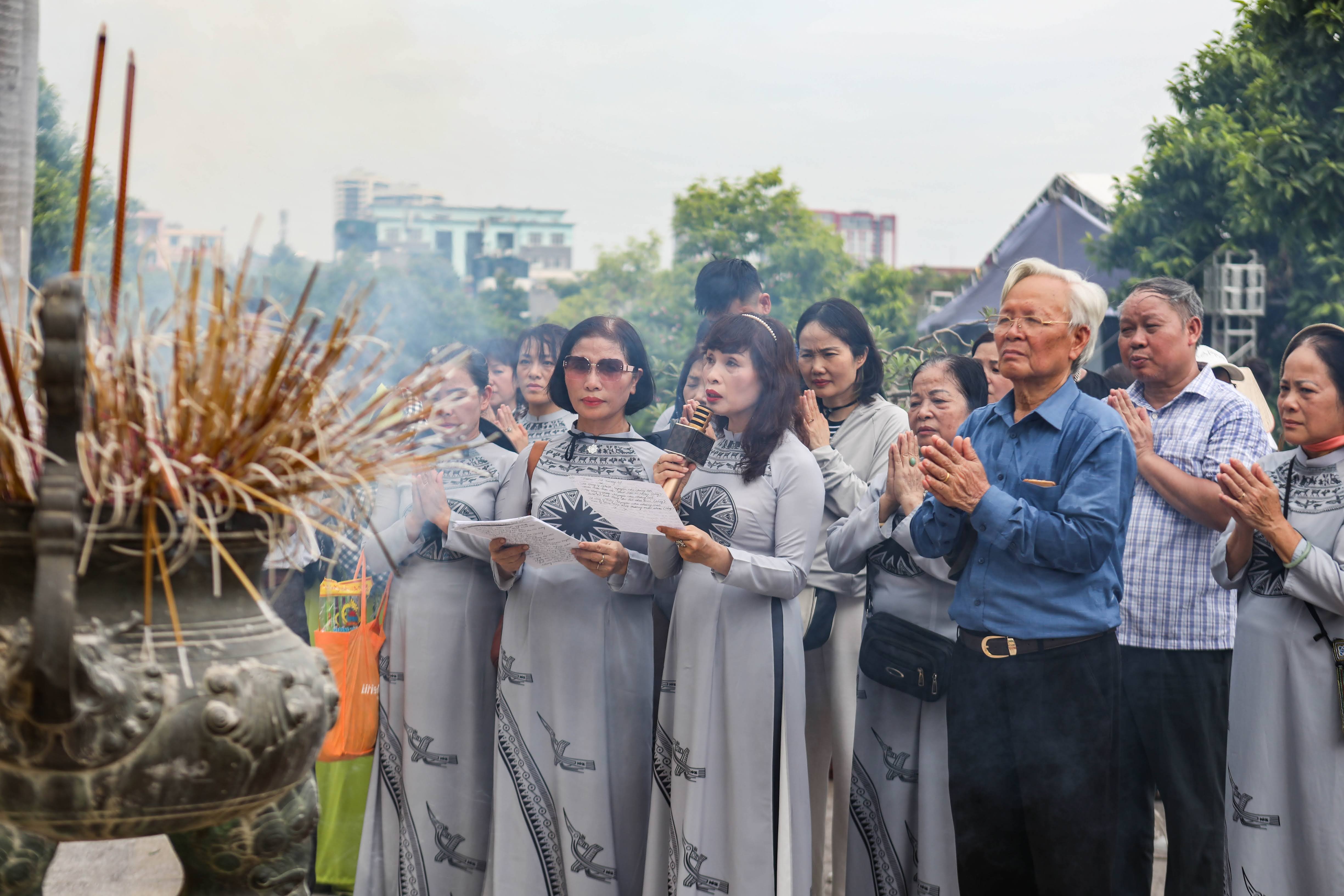 Nguoi dan den nghia trang Mai Dich bai vong TBT Nguyen Phu Trong hinh anh