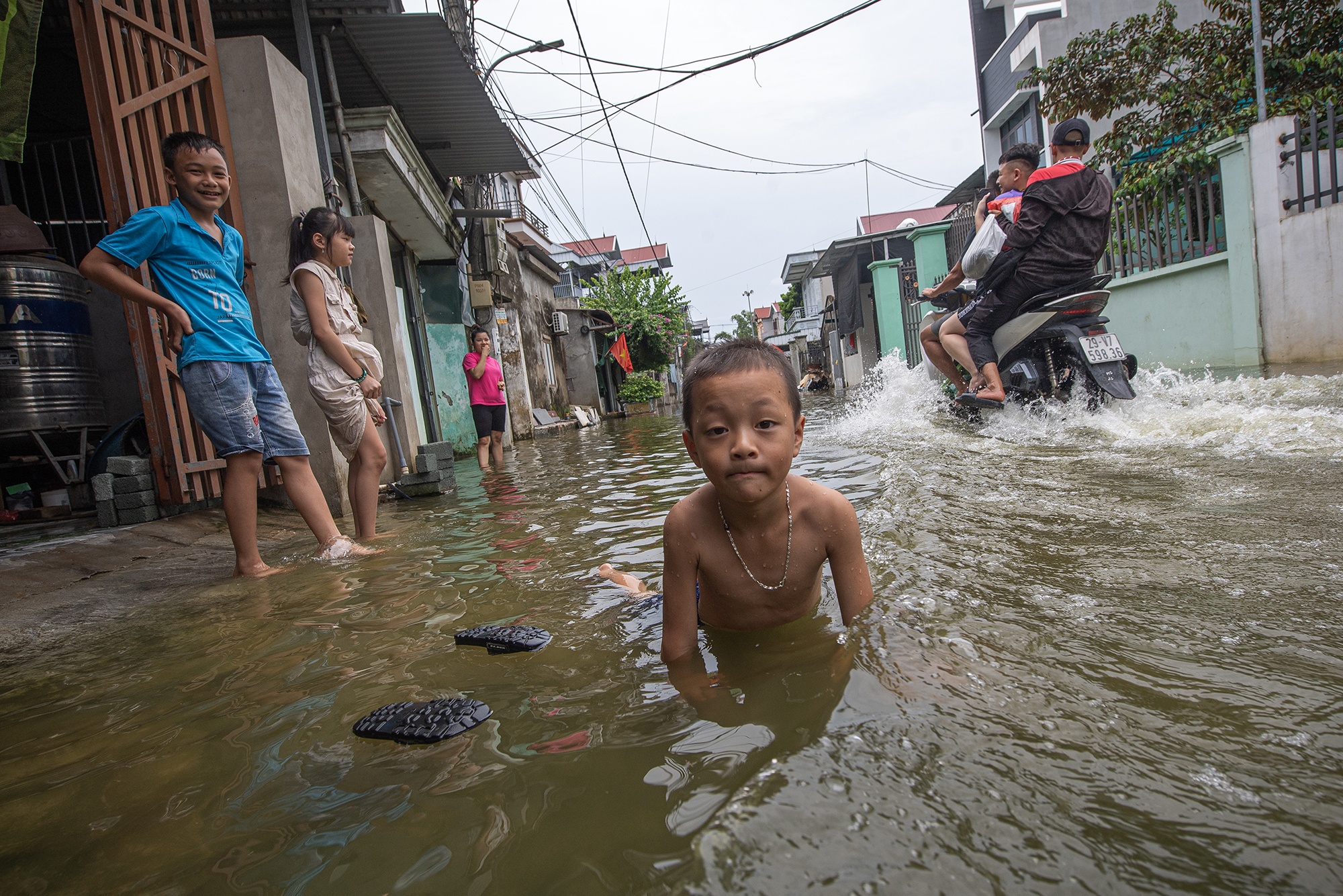 Dan ngoai thanh Ha Noi cheo thuyen, boi loi ngay duong lang vi nuoc lu hinh anh