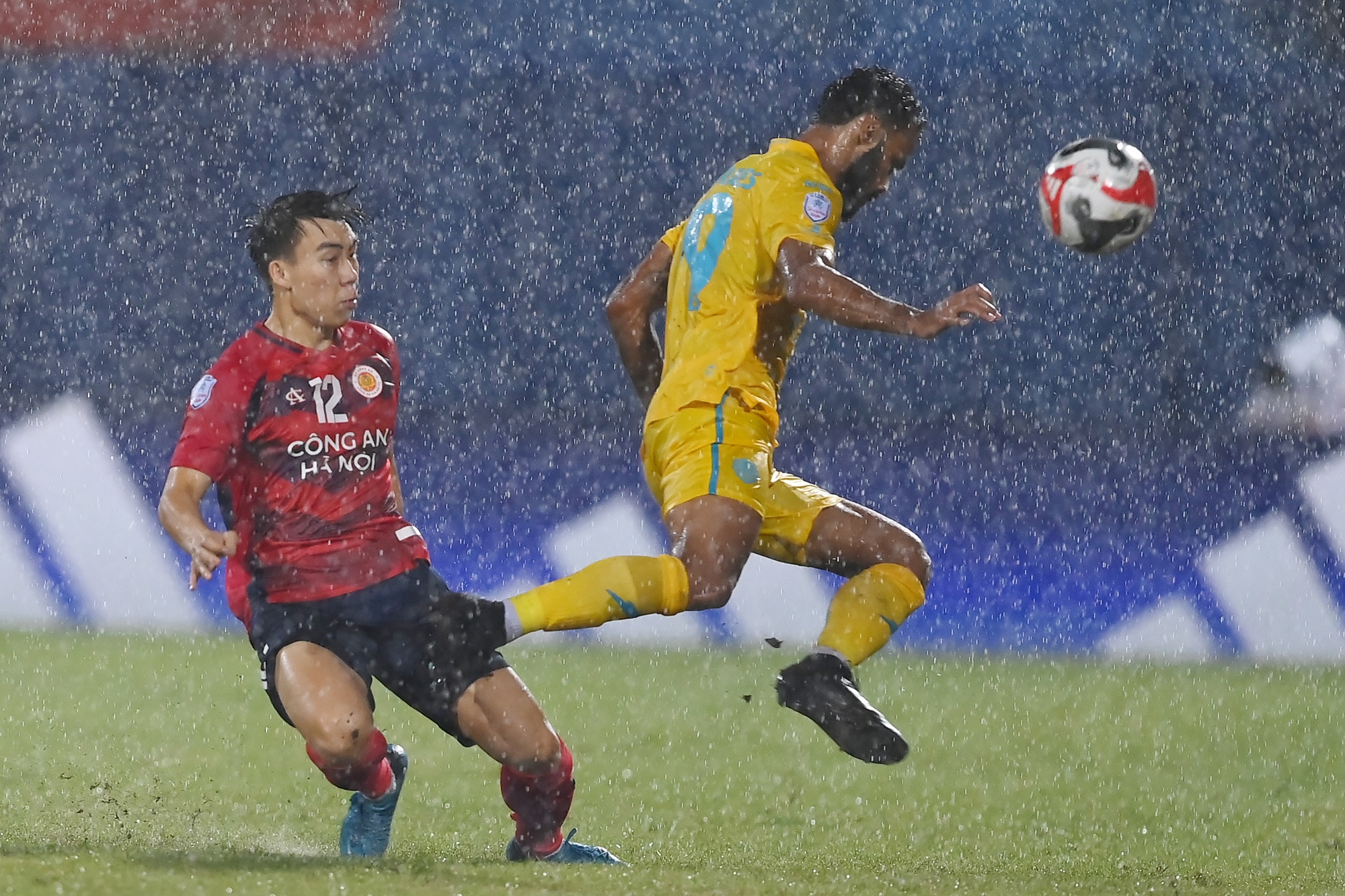 Chien thang gay soc cua CLB CAHN truoc ga khong lo Thai Lan hinh anh