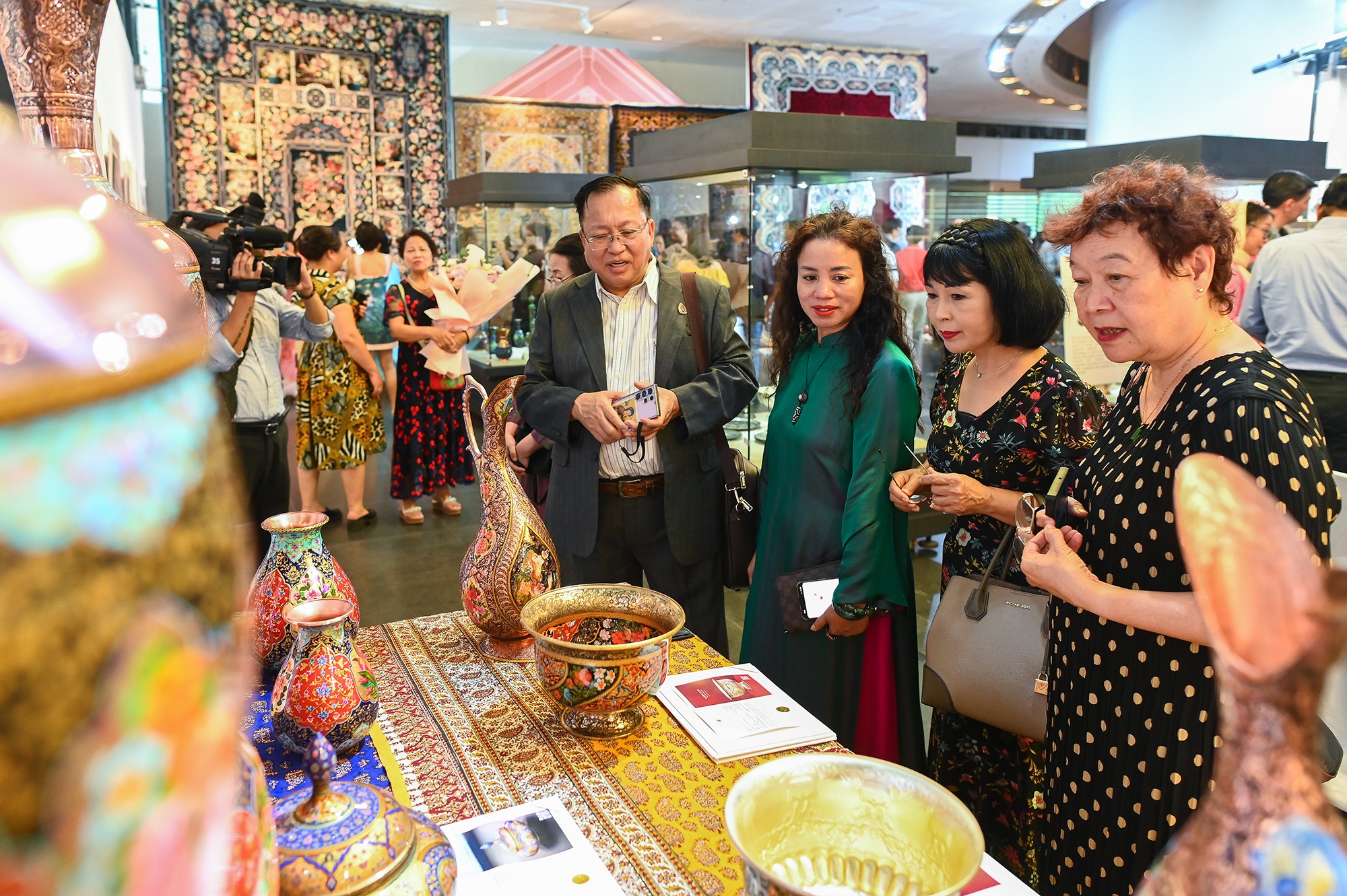 Trien lam sac mau Iran,  nghin le mot dem,  bao tang Ha Noi,  trien lam nghe thuat anh 1