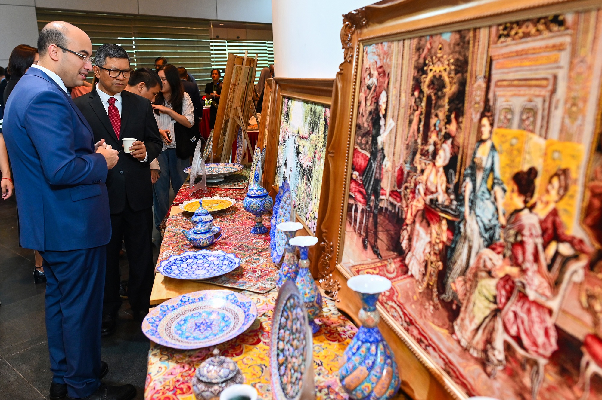 Trien lam sac mau Iran,  nghin le mot dem,  bao tang Ha Noi,  trien lam nghe thuat anh 2