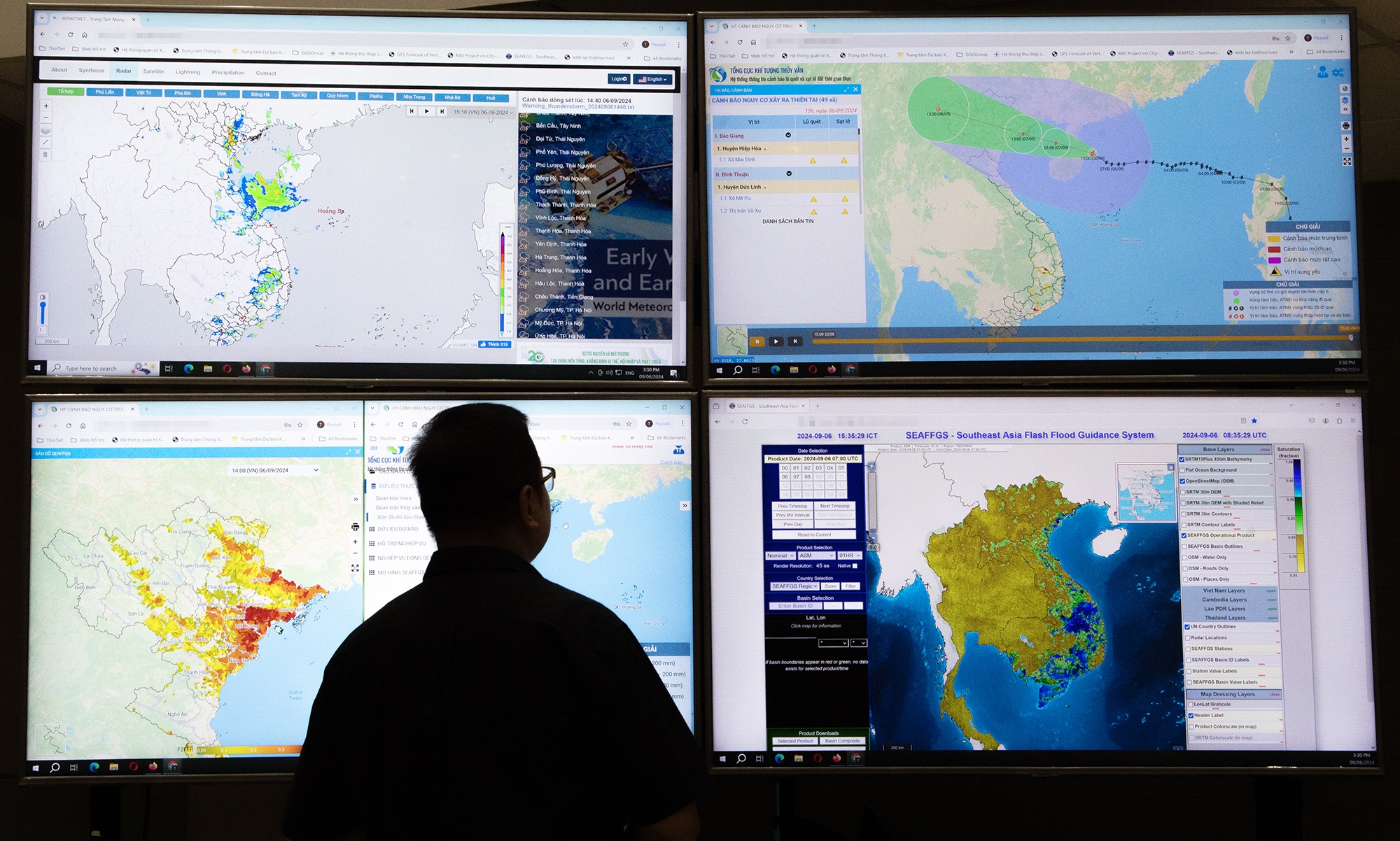 Ben trong Trung tam Khi tuong Quoc gia theo doi sieu bao Yagi hinh anh