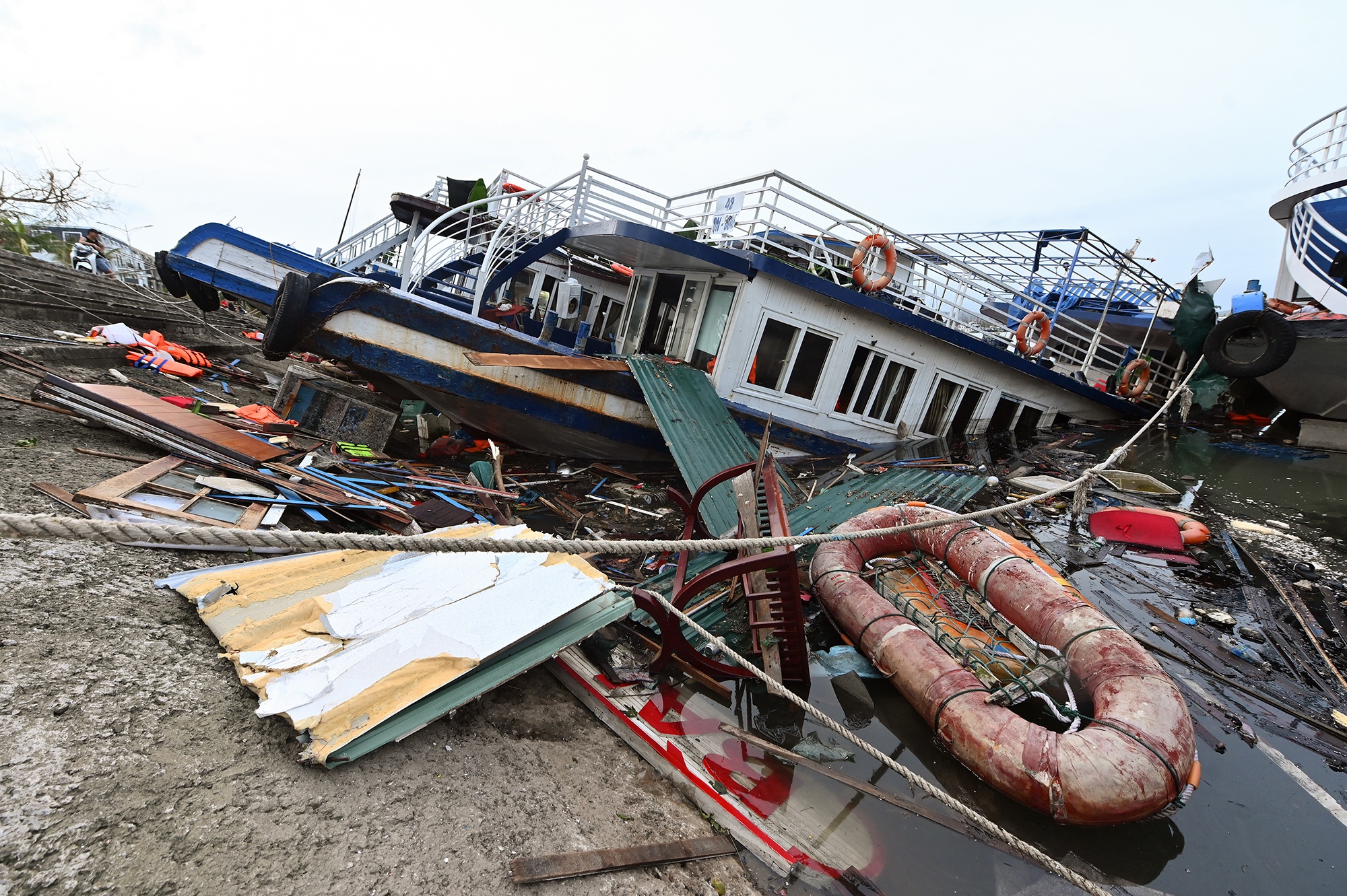 Hang chuc tau du lich o Tuan Chau bi chim do bao so 3 hinh anh
