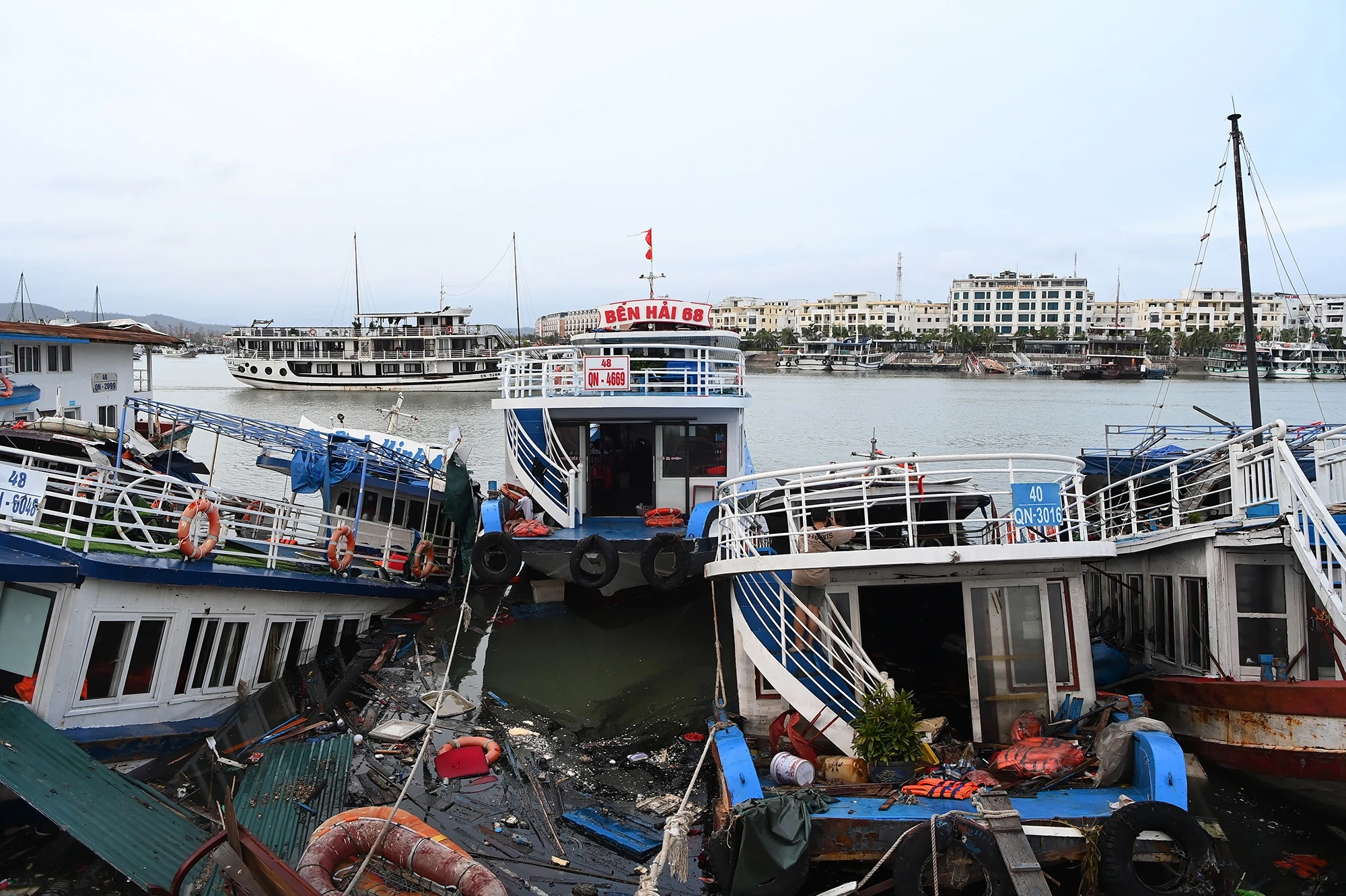 Loat tinh tam dung tau du lich, cap treo, tour bien dao tranh bao so 3 hinh anh