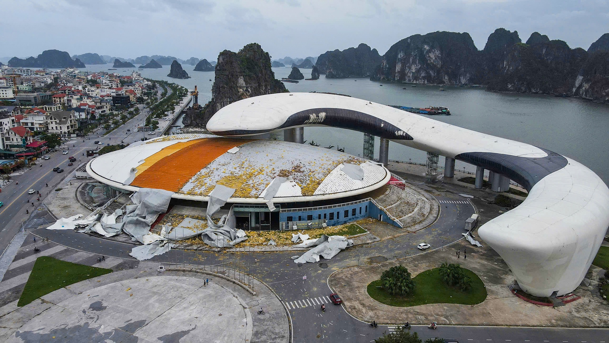 Canh hoang tan tai thanh pho Ha Long sau con bao so 3 hinh anh