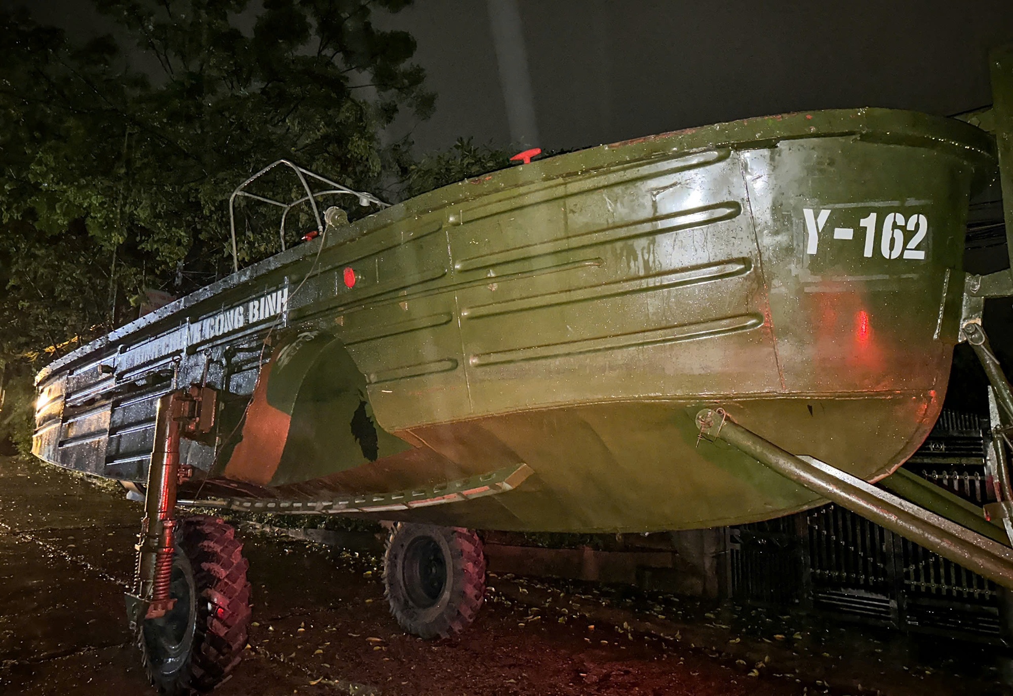 Cong binh mang cau phao den hien truong vu sap cau Phong Chau hinh anh