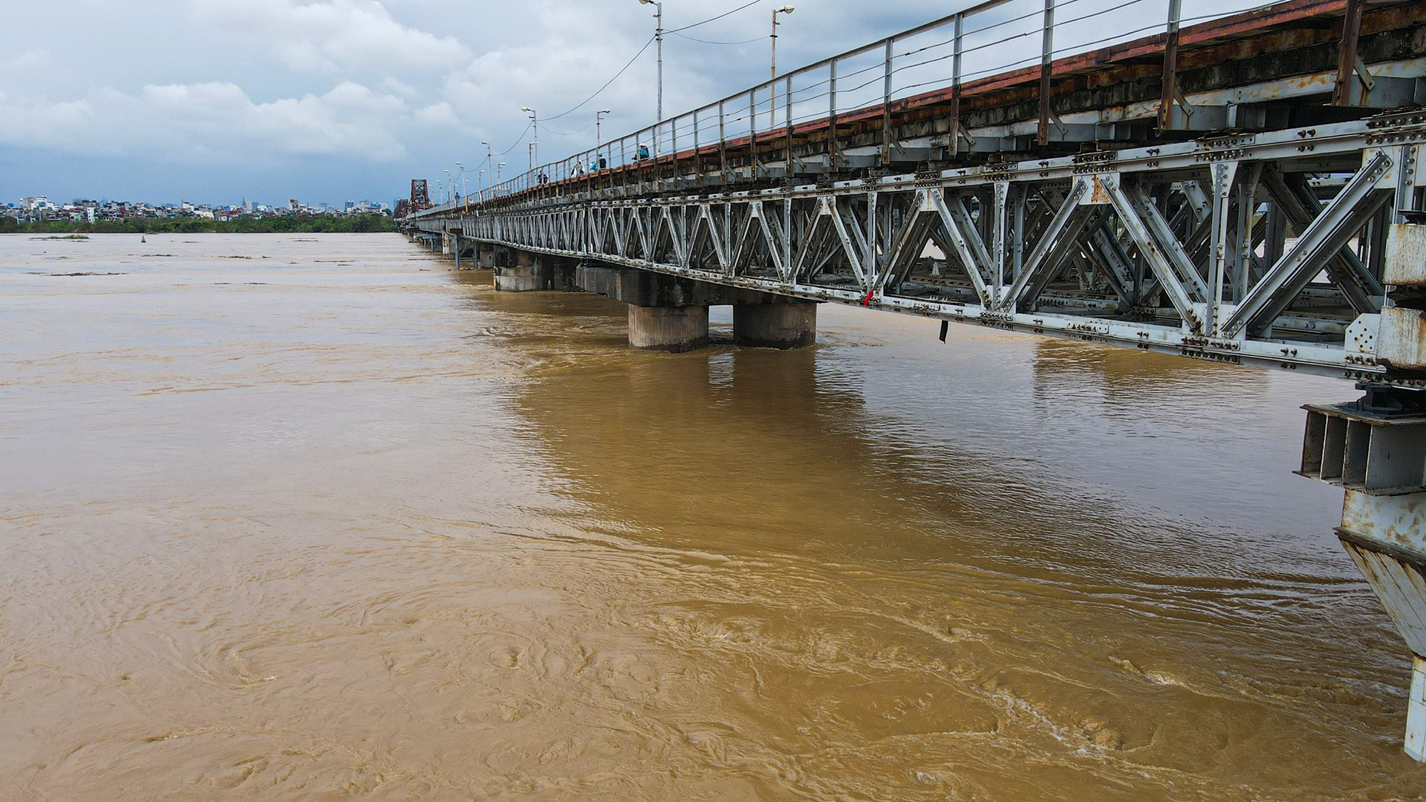 Nuoc song Hong dang cao anh 2