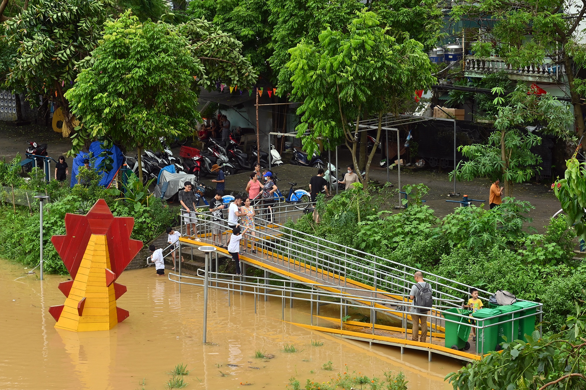 Nuoc song Hong dang cao anh 8