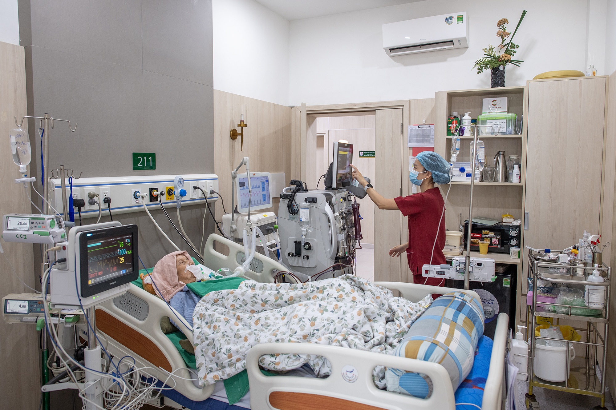 Canh khac la ben trong Trung tam Cap cuu A9 Bach Mai hinh anh