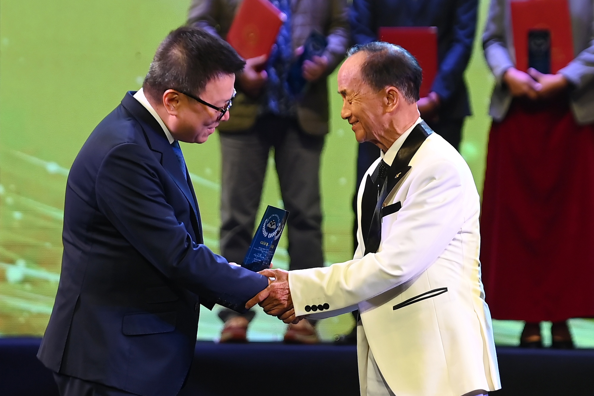 Giai sach quoc gia anh 11