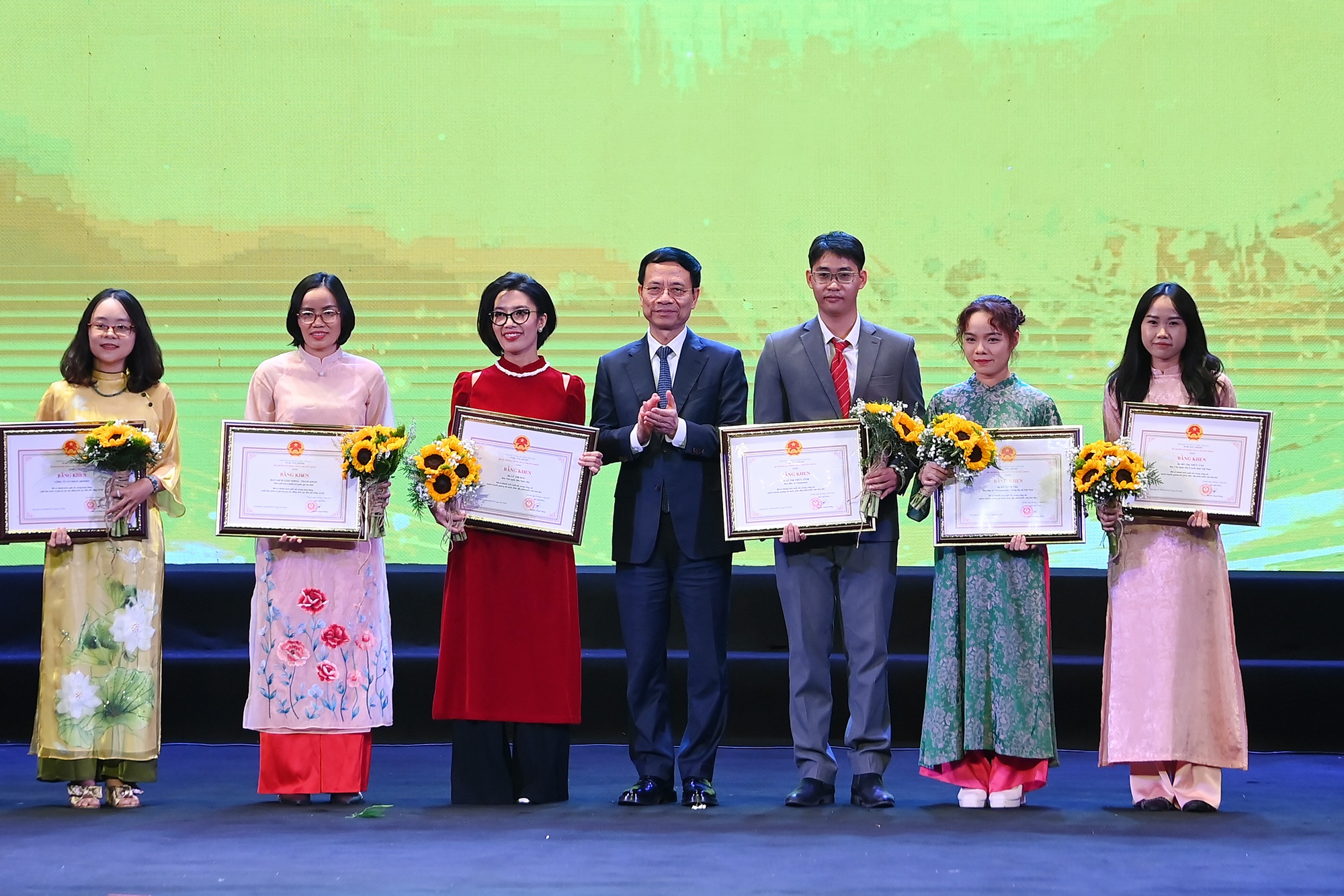 Giai sach quoc gia anh 16