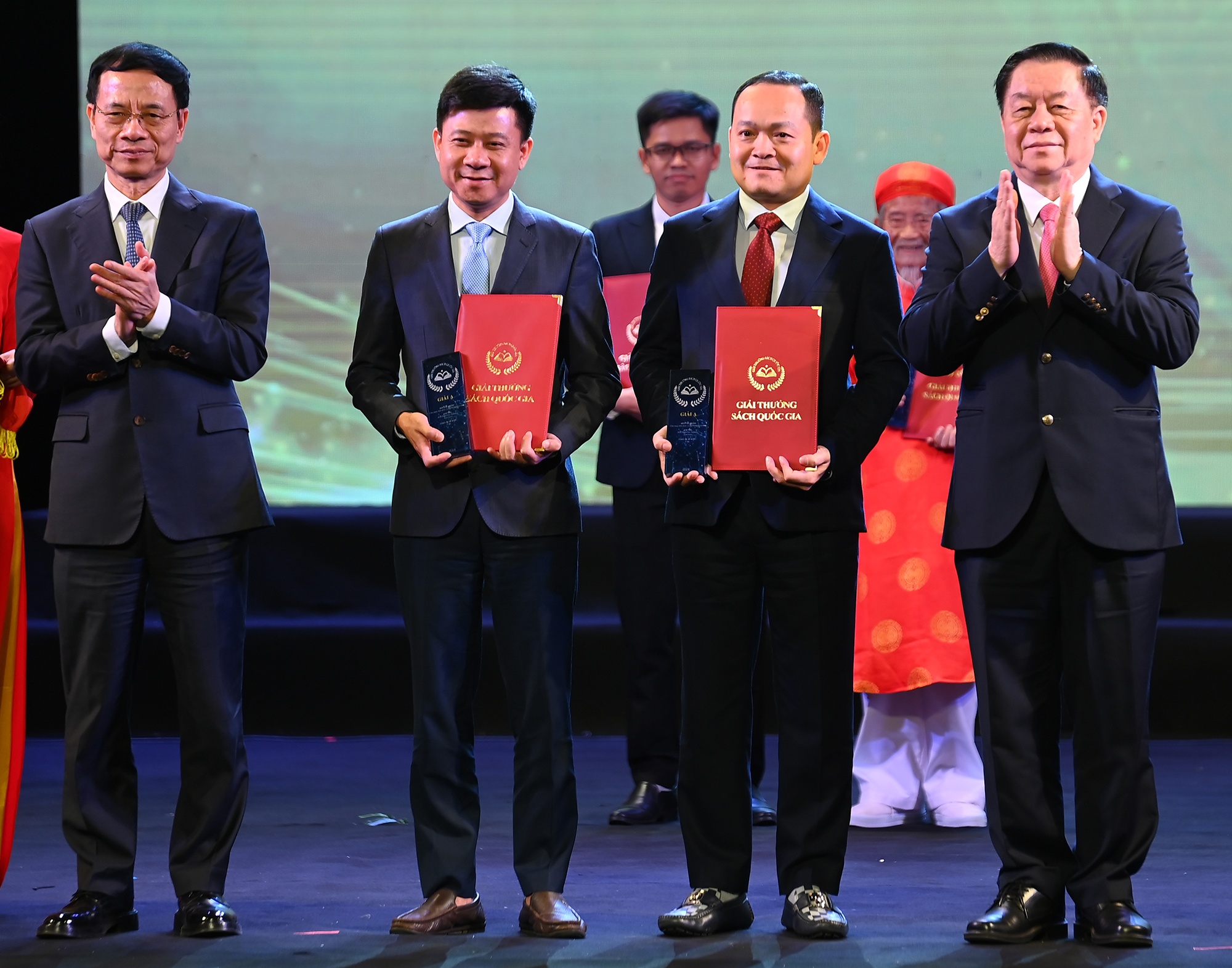 Giai sach quoc gia anh 8