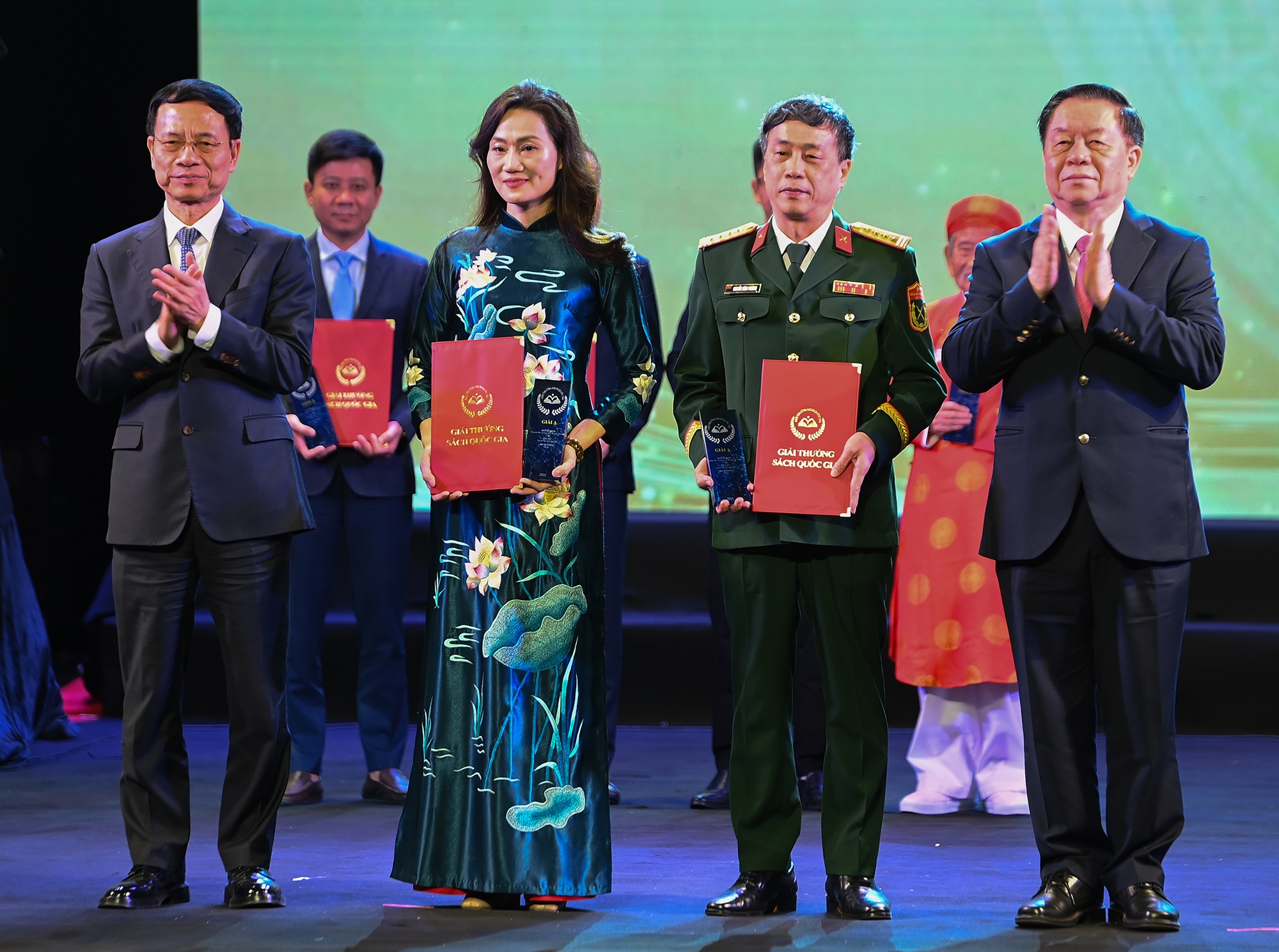 Giai sach quoc gia anh 9