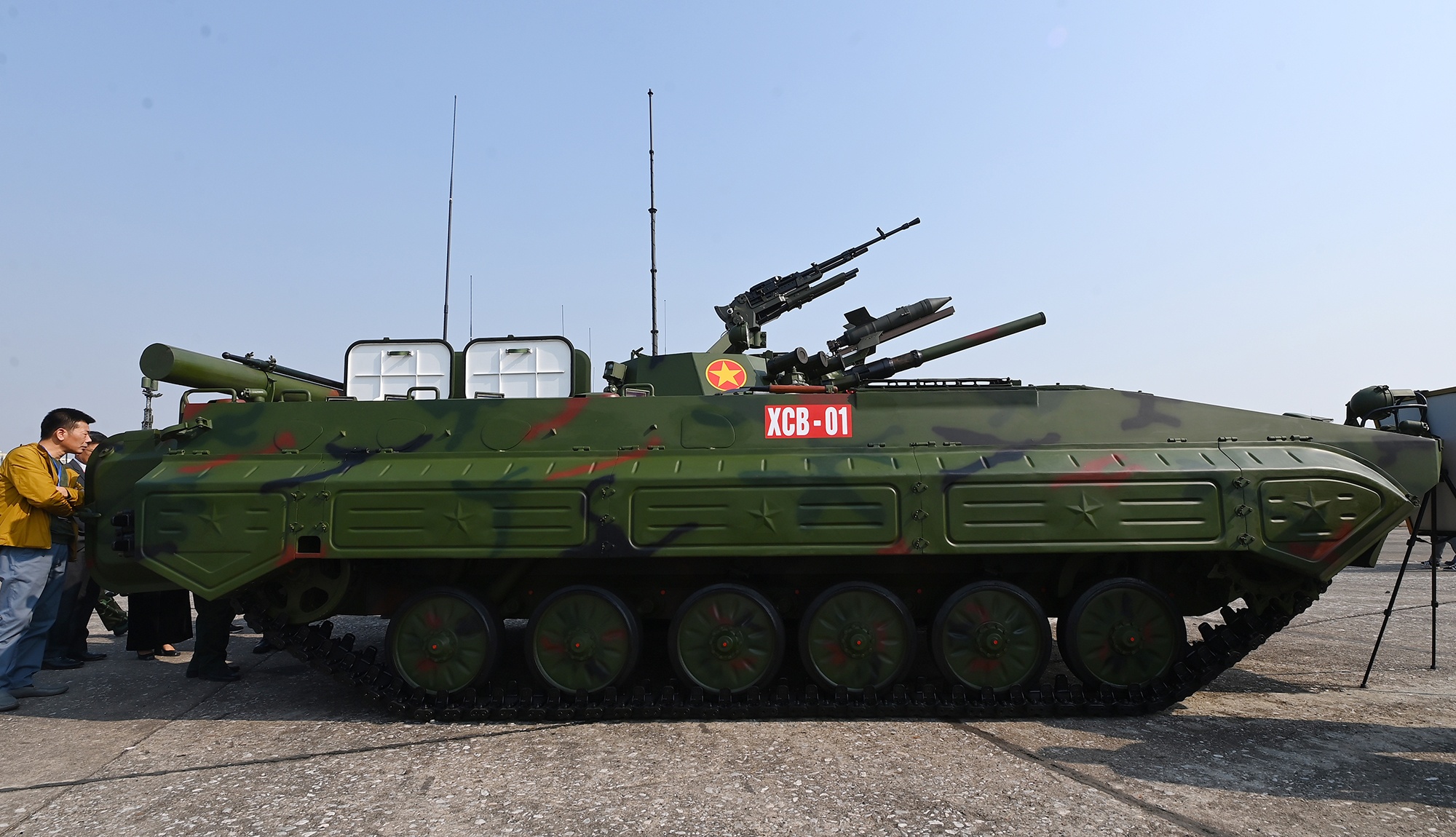 Xe chien dau bo binh Viet Nam tu san xuat lan dau ra mat hinh anh